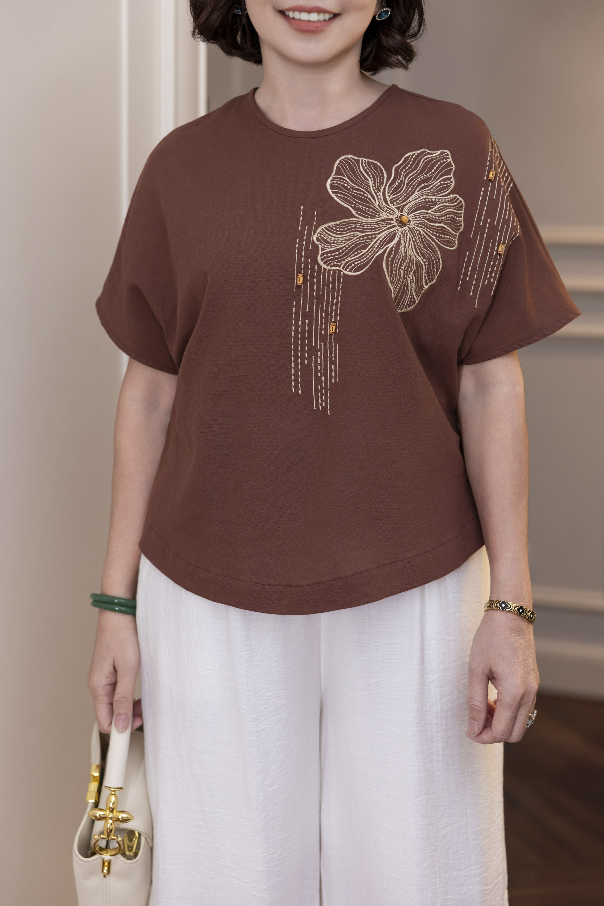 M COLLECTION | Áo Kiểu Nữ Trung Niên Tặng Mẹ, Bà Linen Thêu Hoa Cổ Tròn Tay Ngắn Cánh Dơi A12942