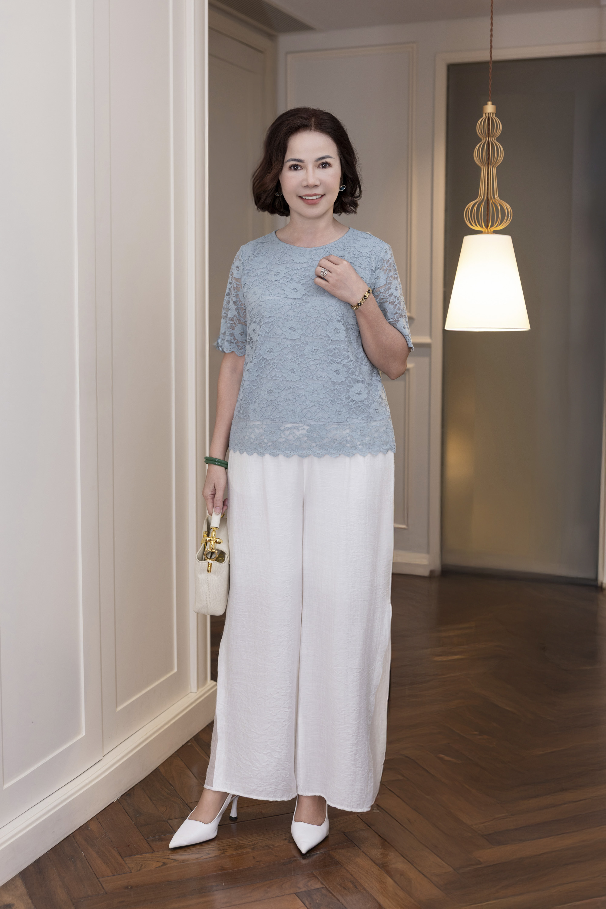 M COLLECTION | Áo Kiểu Nữ Trung Niên Tặng Mẹ Ren Lưới Thêu Hoa Lót Lụa Cổ Tròn Tay Ngắn A12702LW01