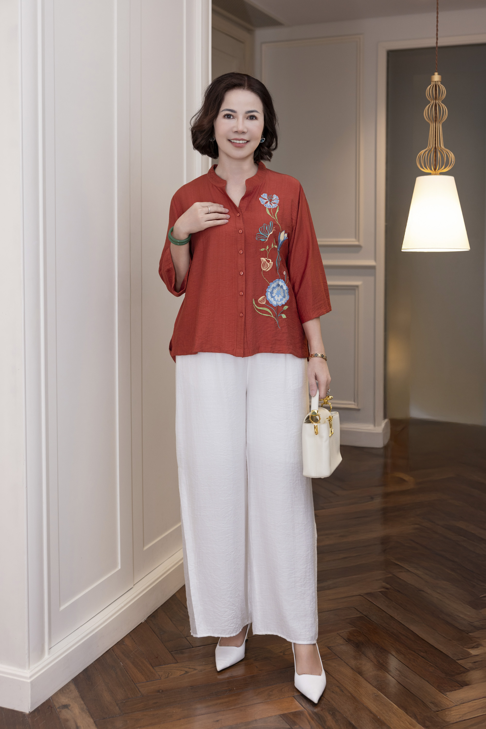 M COLLECTION | Áo Nữ Trung Niên Tặng Mẹ Cổ Trụ Lụa Hàn Cài Nút Tay Lỡ Thoáng Mát Thêu Hoa A13043LW01