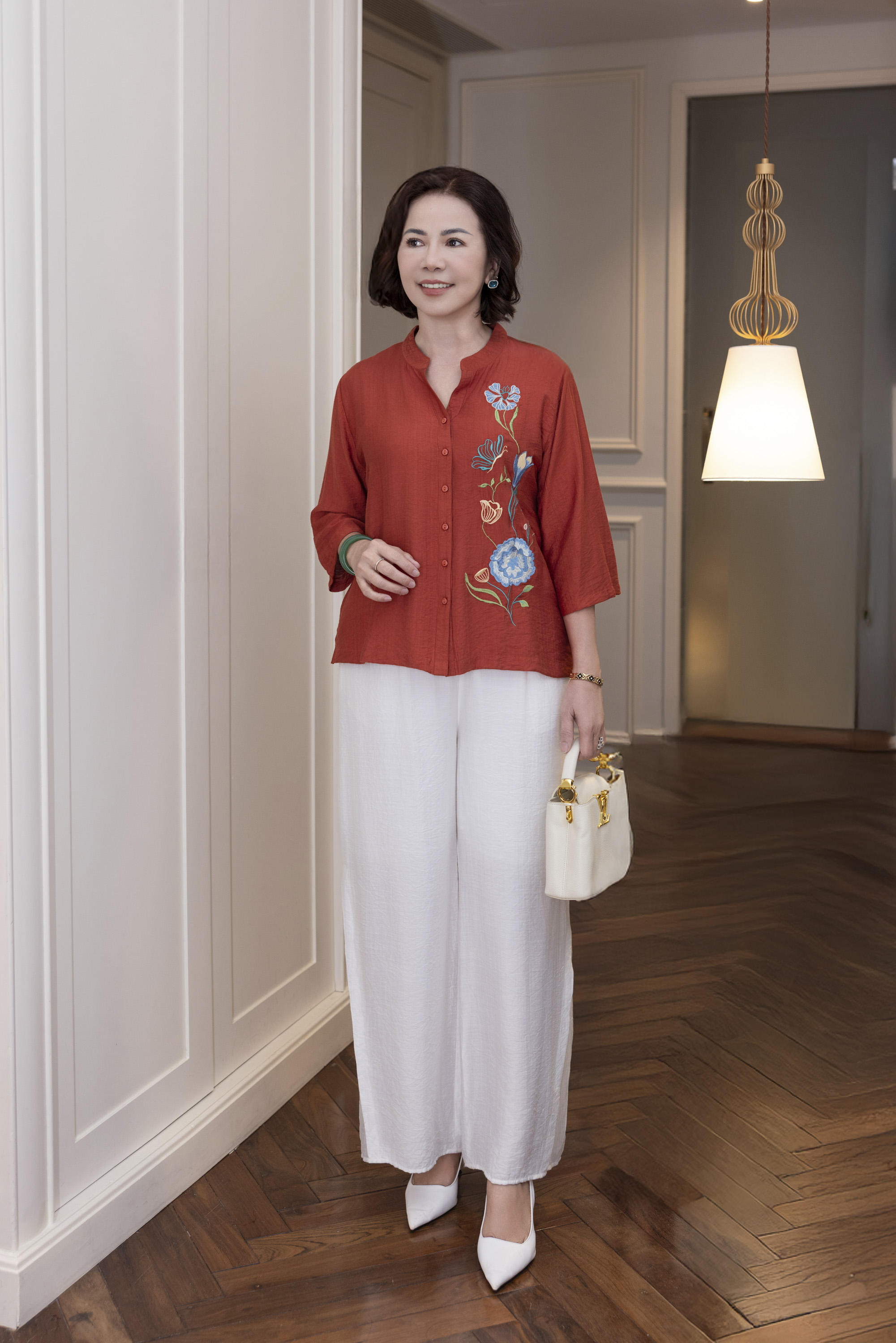 M COLLECTION | Áo Nữ Trung Niên Tặng Mẹ Cổ Trụ Lụa Hàn Cài Nút Tay Lỡ Thoáng Mát Thêu Hoa A13043LW01