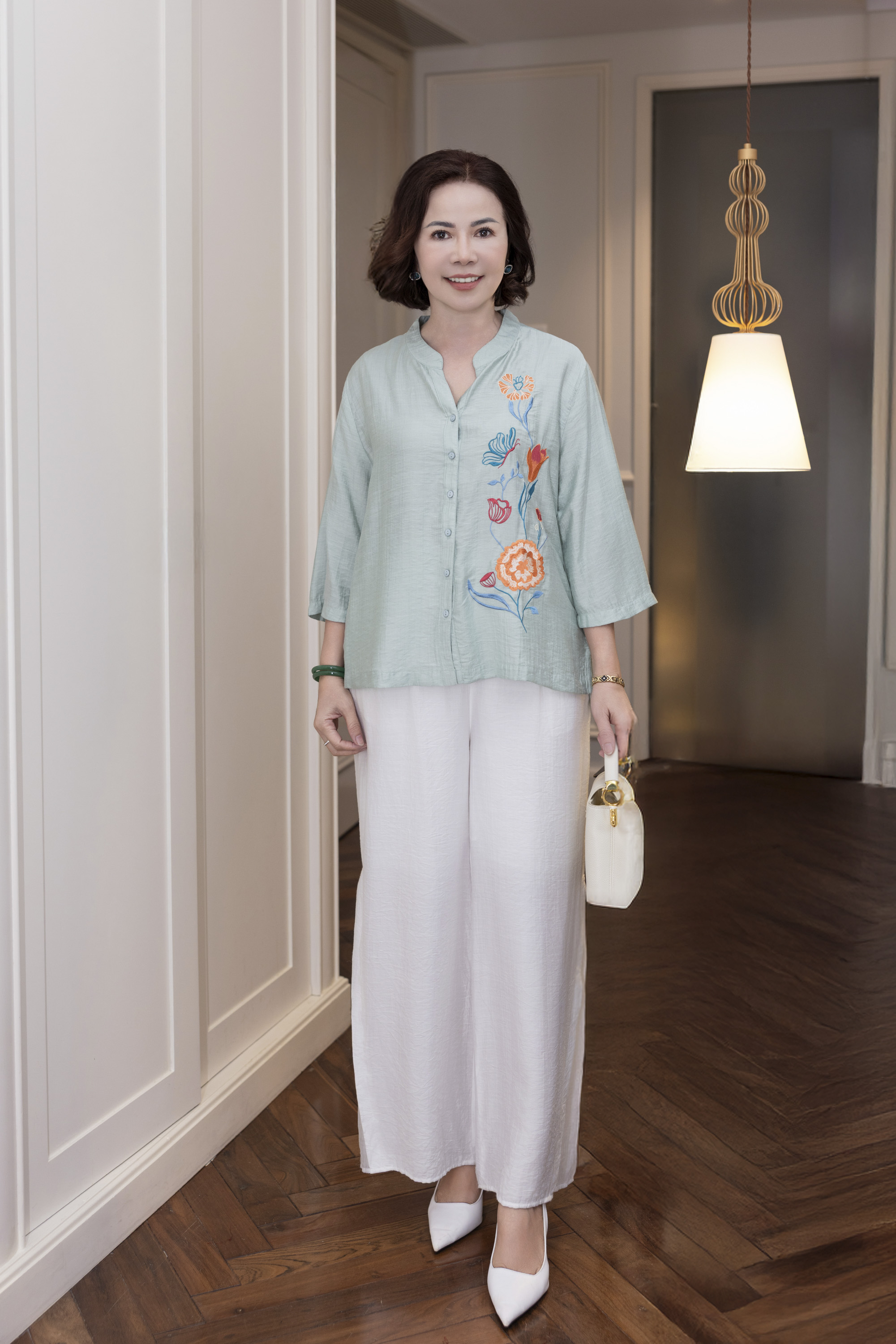 M COLLECTION | Áo Nữ Trung Niên Tặng Mẹ Cổ Trụ Lụa Hàn Cài Nút Tay Lỡ Thoáng Mát Thêu Hoa A13043LW01