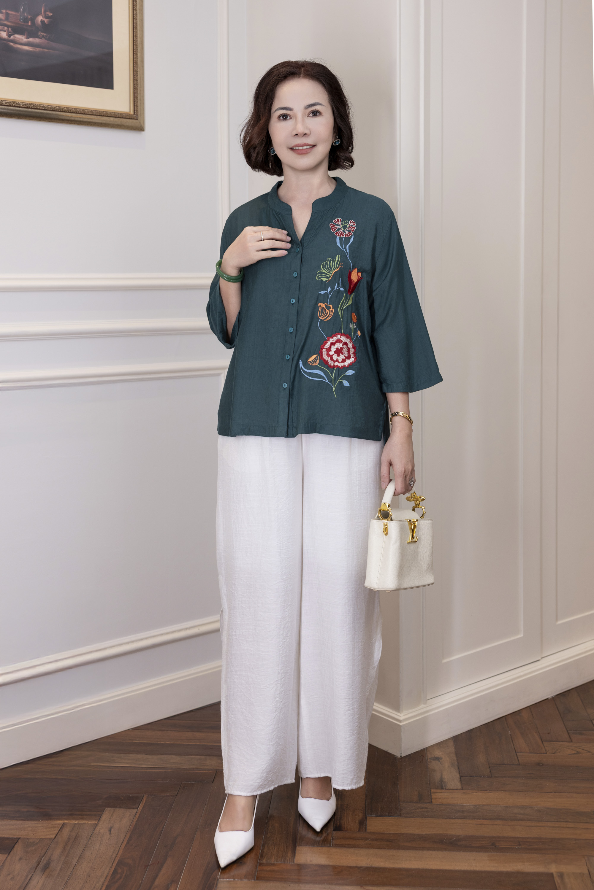 M COLLECTION | Áo Nữ Trung Niên Tặng Mẹ Cổ Trụ Lụa Hàn Cài Nút Tay Lỡ Thoáng Mát Thêu Hoa A13043LW01