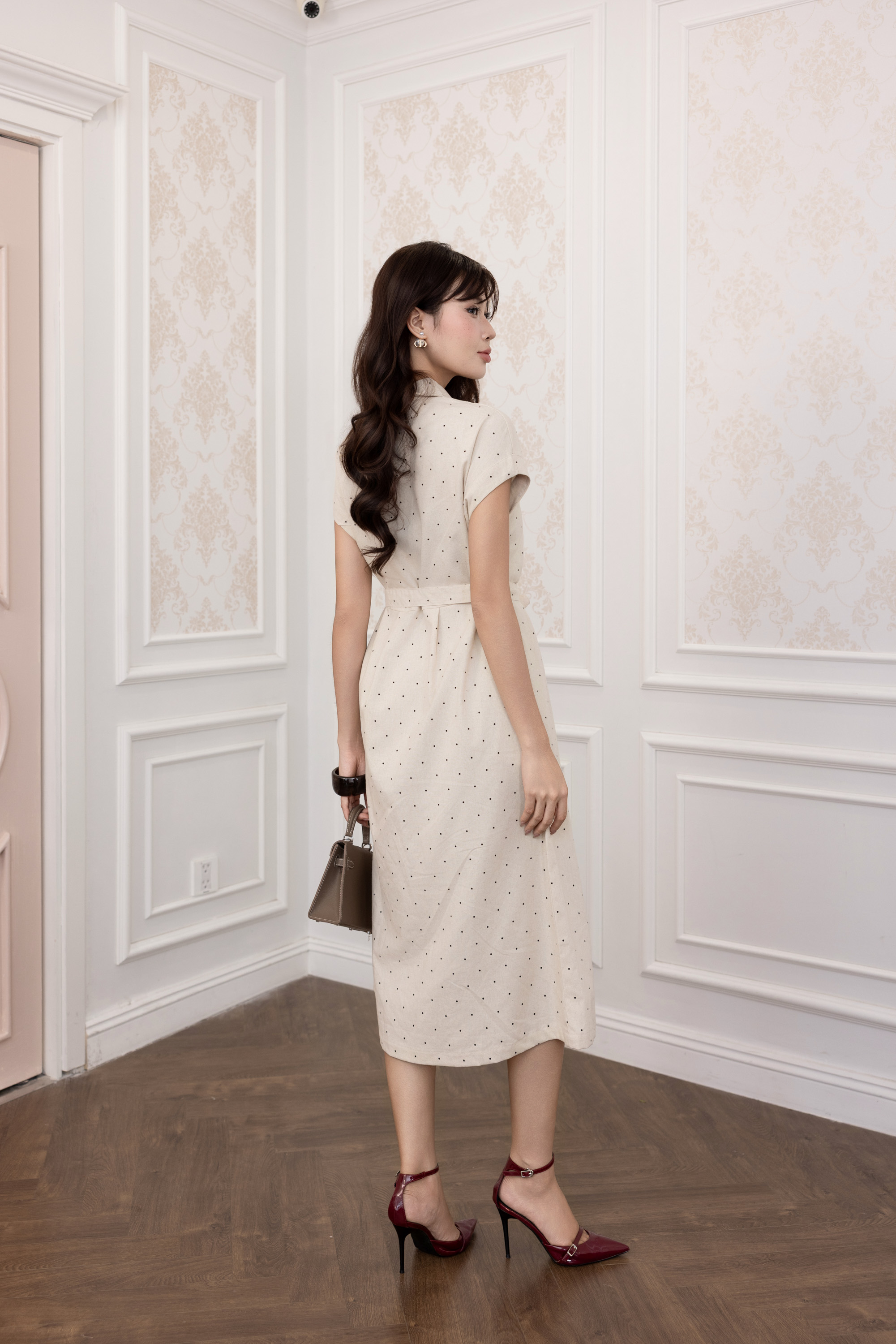 SWANLAKE | Váy Đầm Nữ Cổ Sơ Mi Chấm Bi Vải Linen Tay Ngắn Dây Thắt Eo Có Túi Công Sở Dạo Phố D13807LW01