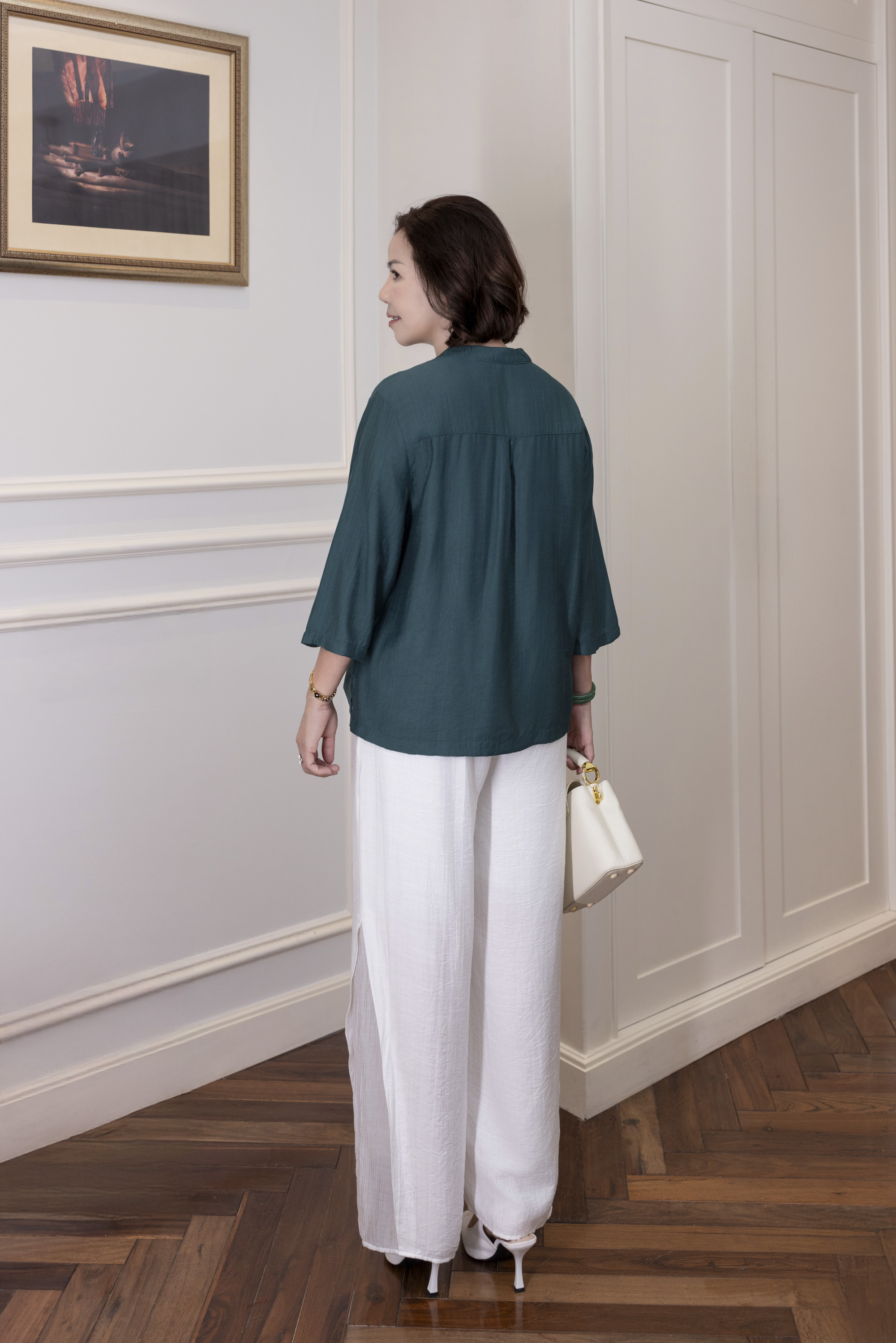 M COLLECTION | Áo Nữ Trung Niên Tặng Mẹ Cổ Trụ Lụa Hàn Cài Nút Tay Lỡ Thoáng Mát Thêu Hoa A13043LW01