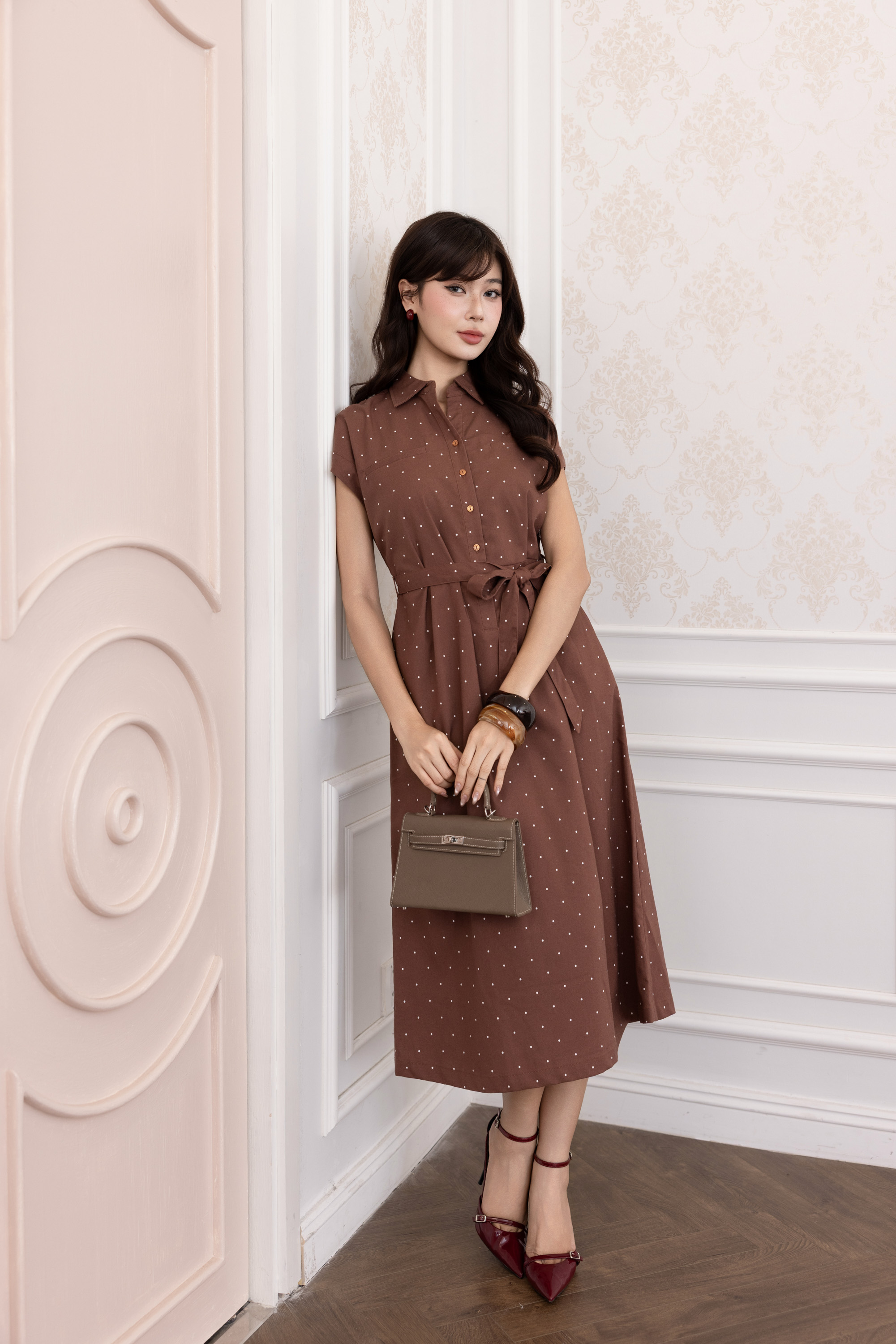 SWANLAKE | Váy Đầm Nữ Cổ Sơ Mi Chấm Bi Vải Linen Tay Ngắn Dây Thắt Eo Có Túi Công Sở Dạo Phố D13807LW01