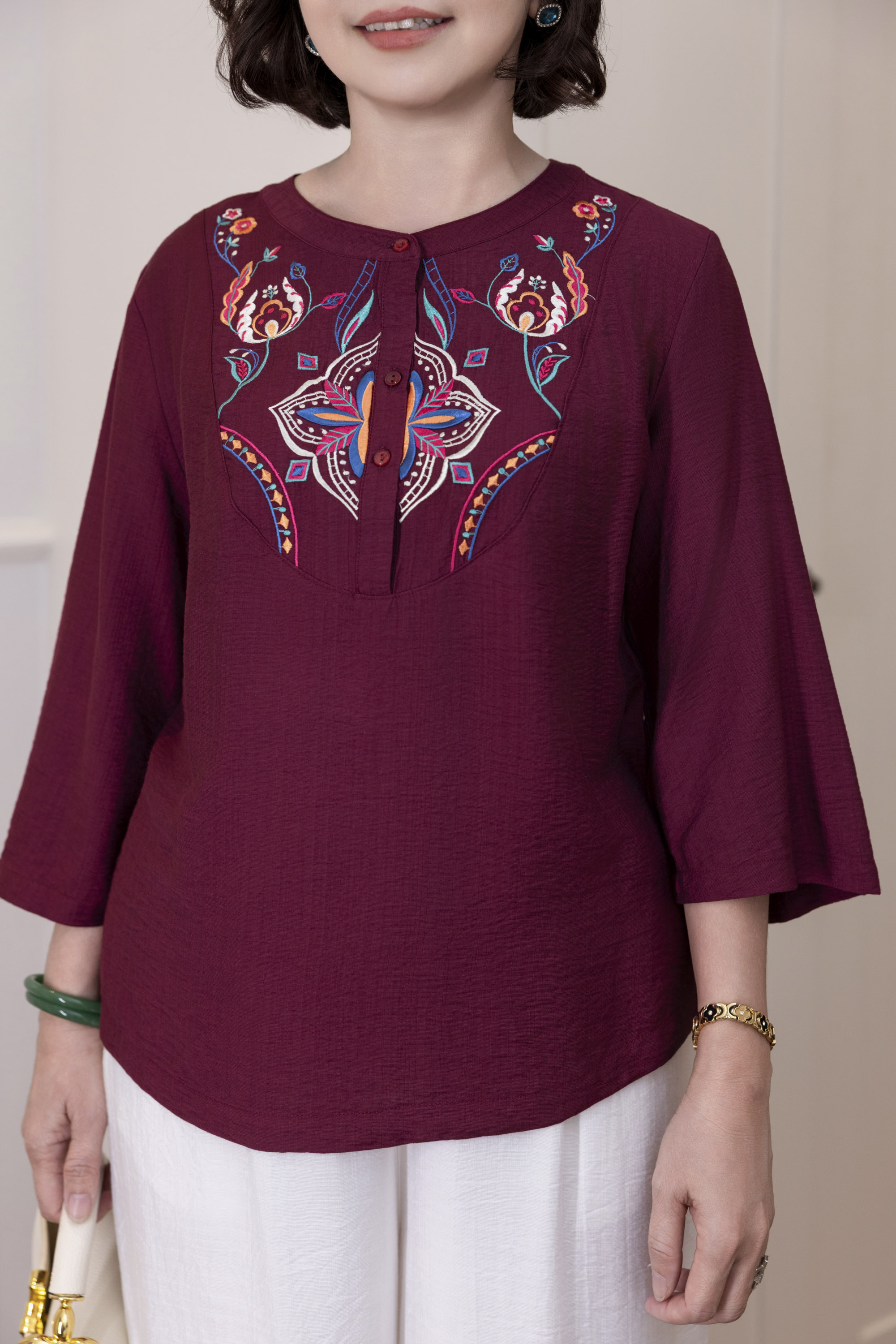 M Collection | Áo Kiểu Trung Niên Tặng Mẹ Cổ Tròn Cài Nút Tay Lỡ Thêu Hoa Chất Vải Lụa Hàn A13107LW01