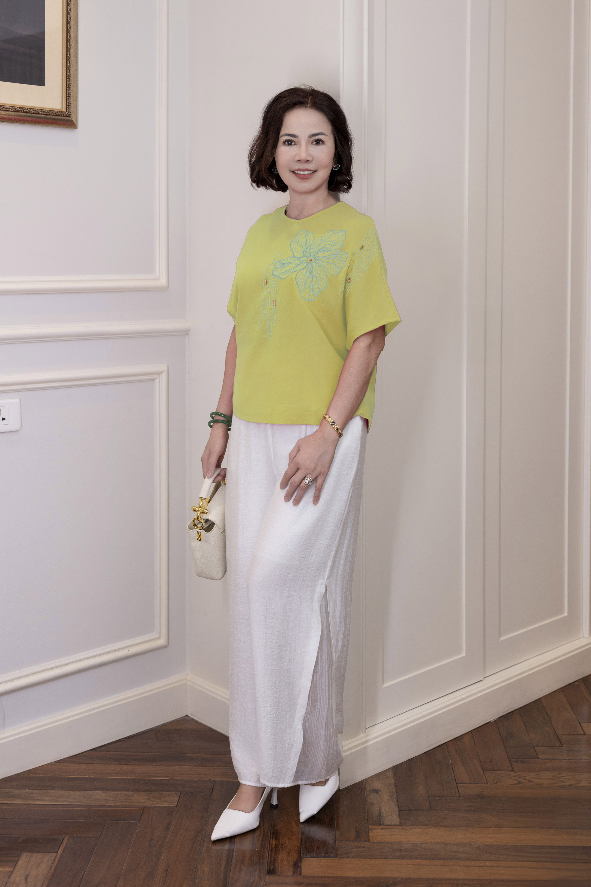 M COLLECTION | Áo Kiểu Nữ Trung Niên Tặng Mẹ, Bà Linen Thêu Hoa Cổ Tròn Tay Ngắn Cánh Dơi A12942