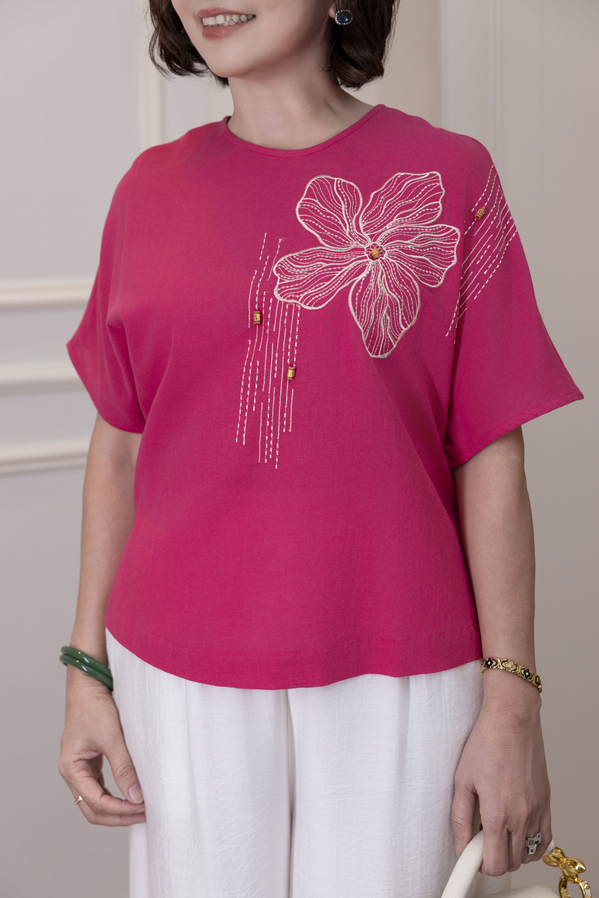 M COLLECTION | Áo Kiểu Nữ Trung Niên Tặng Mẹ, Bà Linen Thêu Hoa Cổ Tròn Tay Ngắn Cánh Dơi A12942