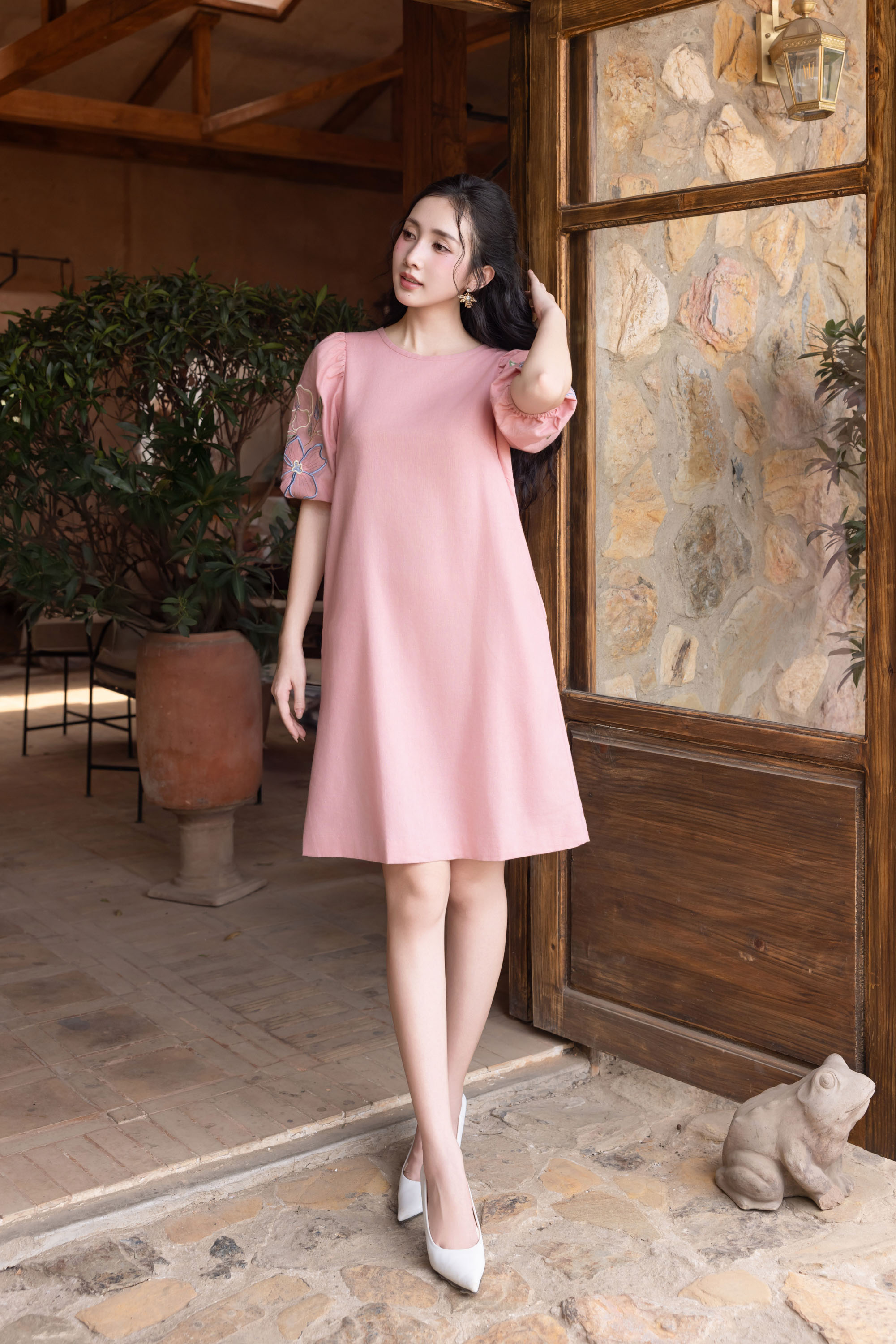 Đầm Thêu Hai Bên Cánh Tay Chất Liệu Linen Swanake - D12013LW01
