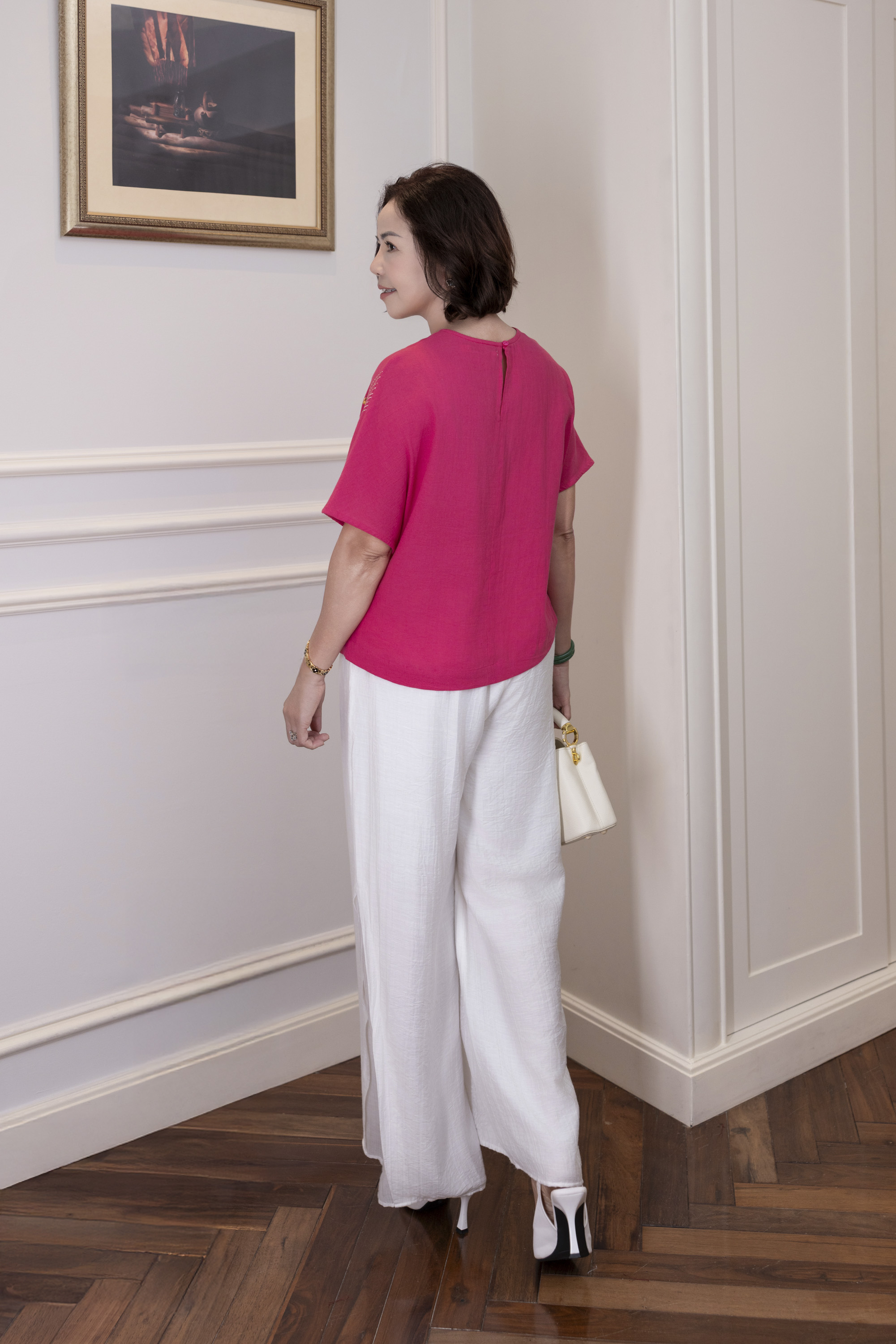 M COLLECTION | Áo Kiểu Nữ Trung Niên Tặng Mẹ, Bà Linen Thêu Hoa Cổ Tròn Tay Ngắn Cánh Dơi A12942