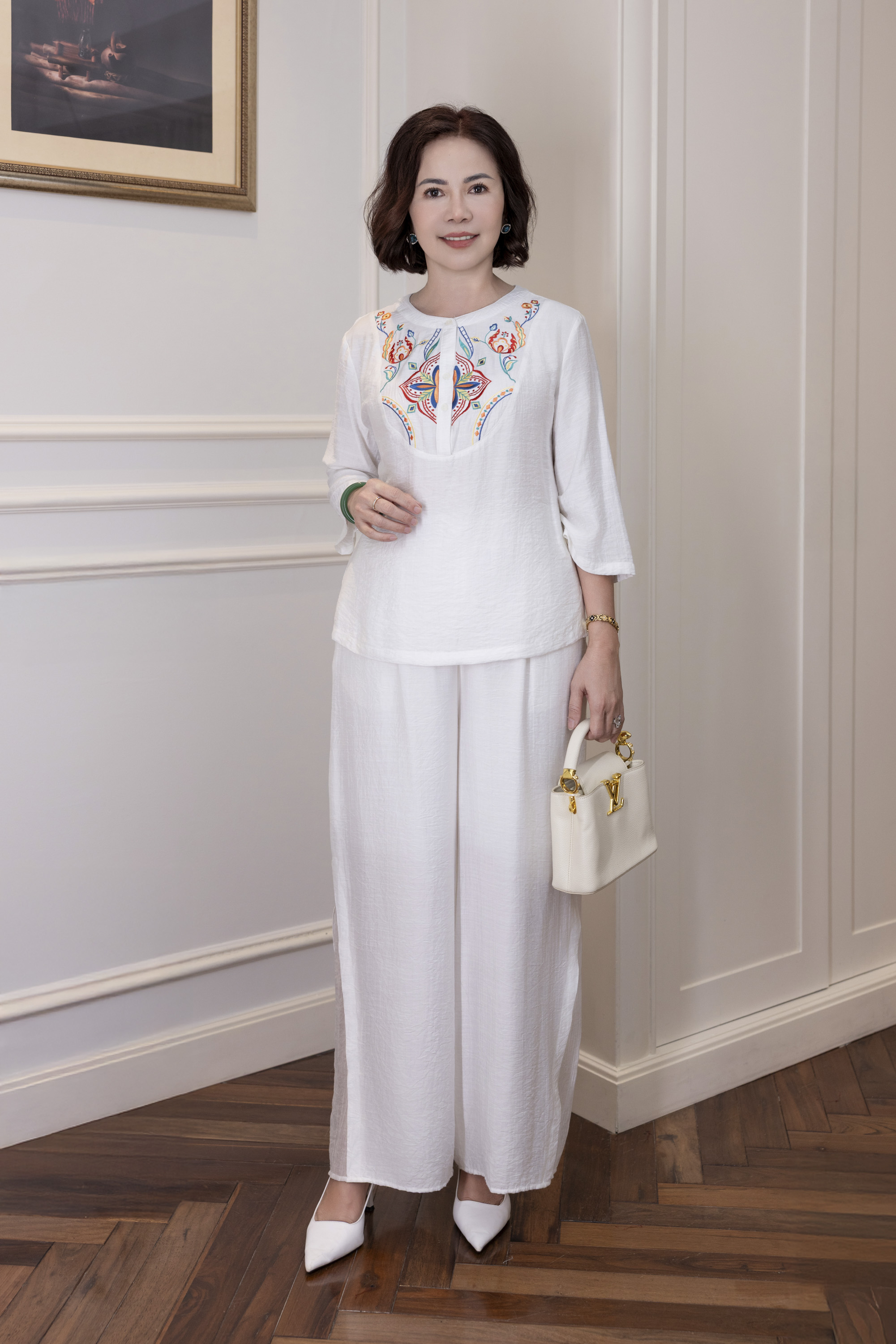 M Collection | Áo Kiểu Trung Niên Tặng Mẹ Cổ Tròn Cài Nút Tay Lỡ Thêu Hoa Chất Vải Lụa Hàn A13107LW01