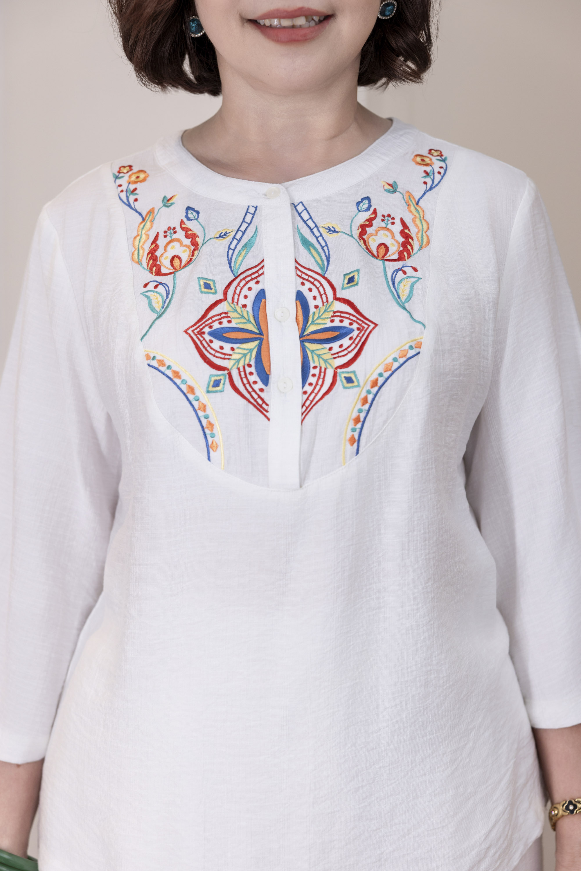 M Collection | Áo Kiểu Trung Niên Tặng Mẹ Cổ Tròn Cài Nút Tay Lỡ Thêu Hoa Chất Vải Lụa Hàn A13107LW01