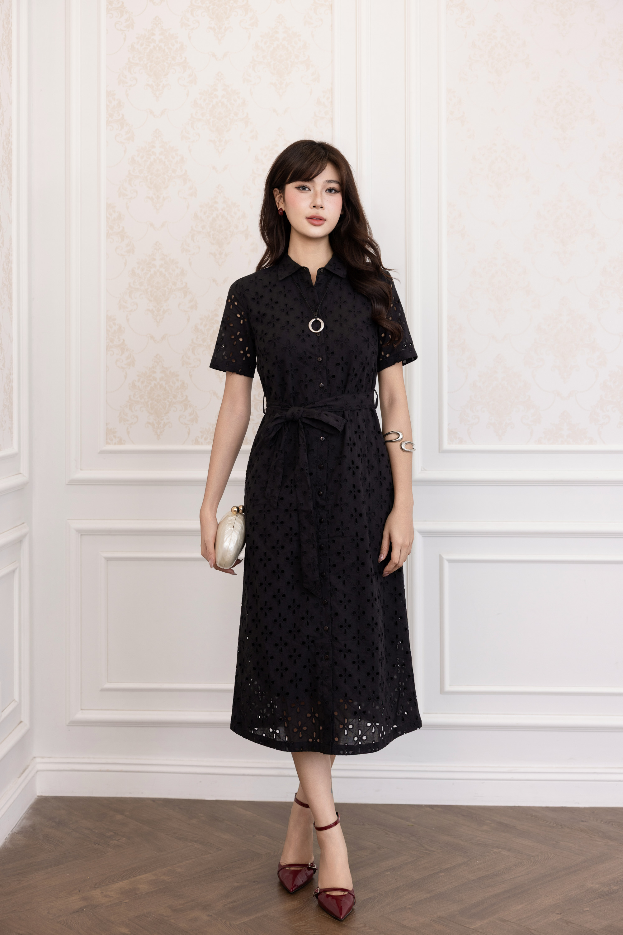 SWANLAKE | Váy Đầm Nữ Suông Vải Cotton Thêu Đục Lỗ Cổ Sơ Mi Tay Ngắn Dây Thắt Eo Công Sở D13483LW01