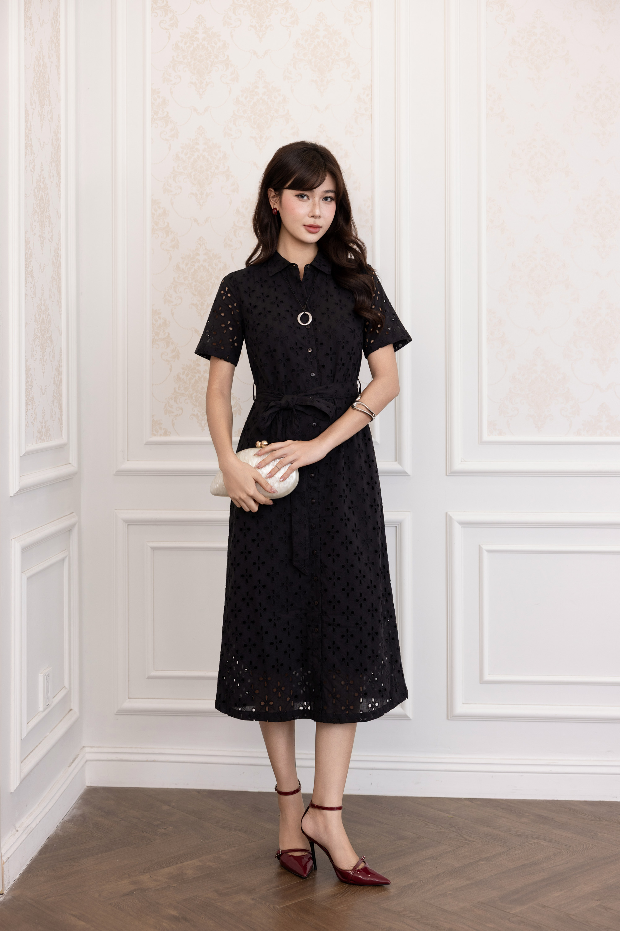 SWANLAKE | Váy Đầm Nữ Suông Vải Cotton Thêu Đục Lỗ Cổ Sơ Mi Tay Ngắn Dây Thắt Eo Công Sở D13483LW01