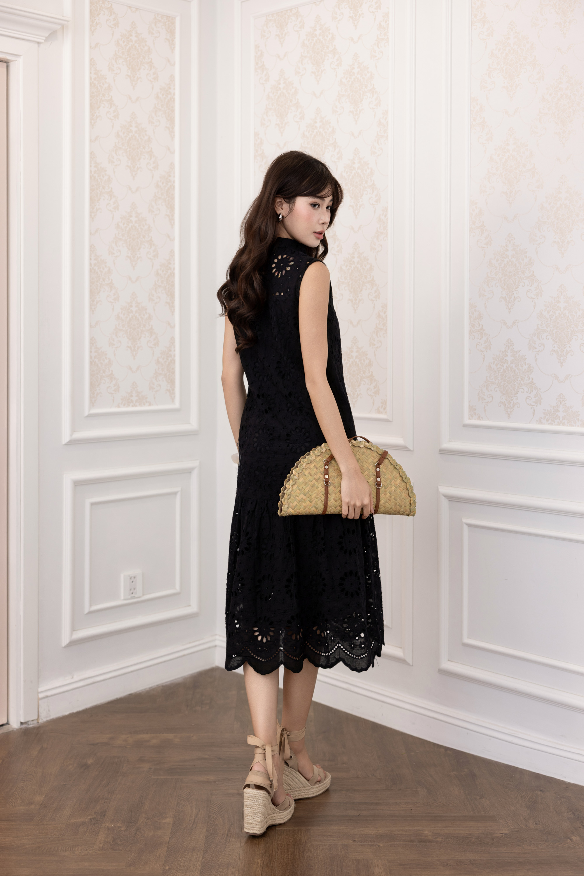 SWANLAKE | Váy Đầm Nữ Maxi Sơ Mi Suông Sát Nách Đuôi Cá Cotton Thêu Hoa Đục Lỗ Cài Nút Có Túi D12905LW01