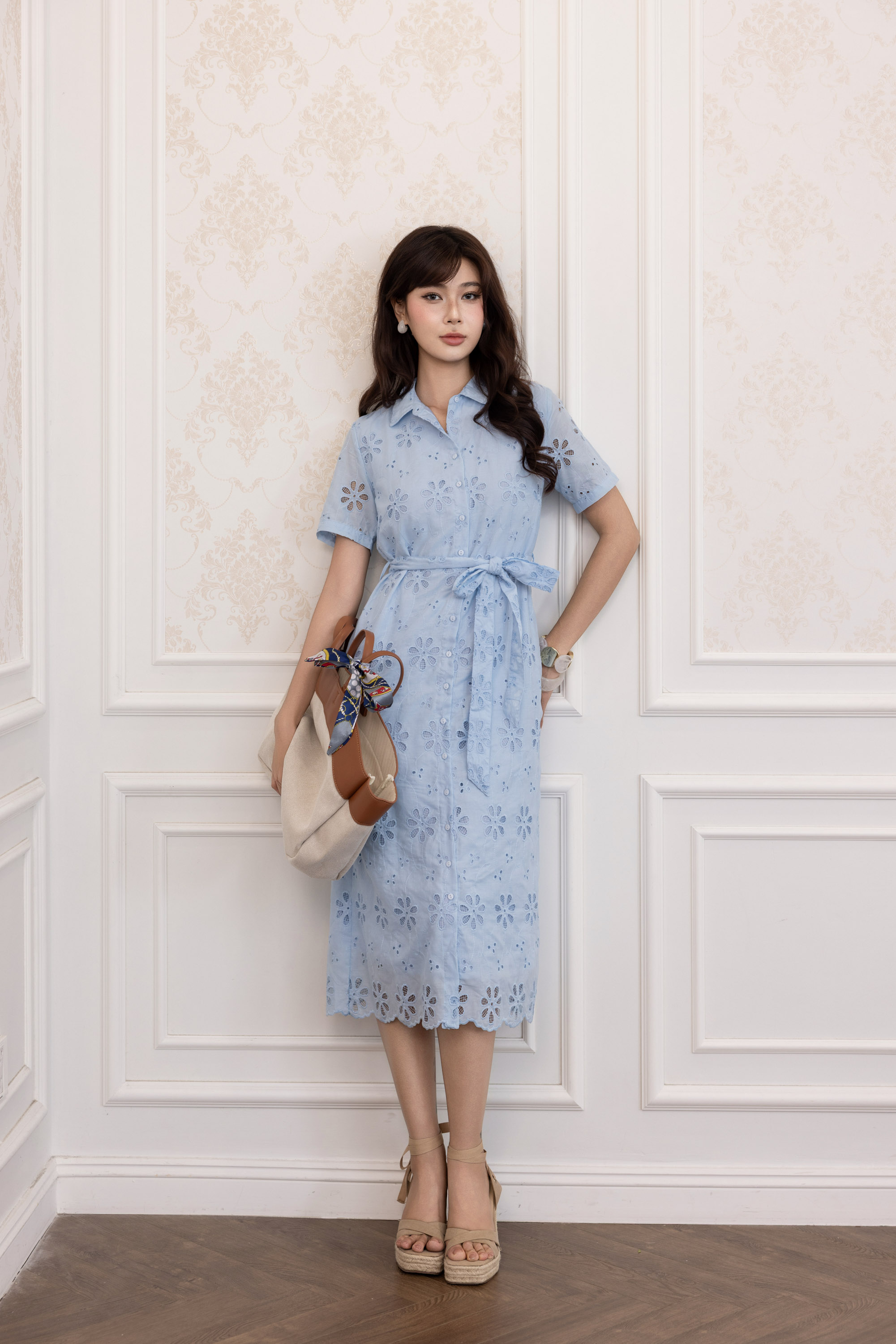 SWANLAKE | Váy Đầm Nữ Suông Vải Cotton Thêu Đục Lỗ Cổ Sơ Mi Tay Ngắn Dây Thắt Eo Công Sở D13483LW01