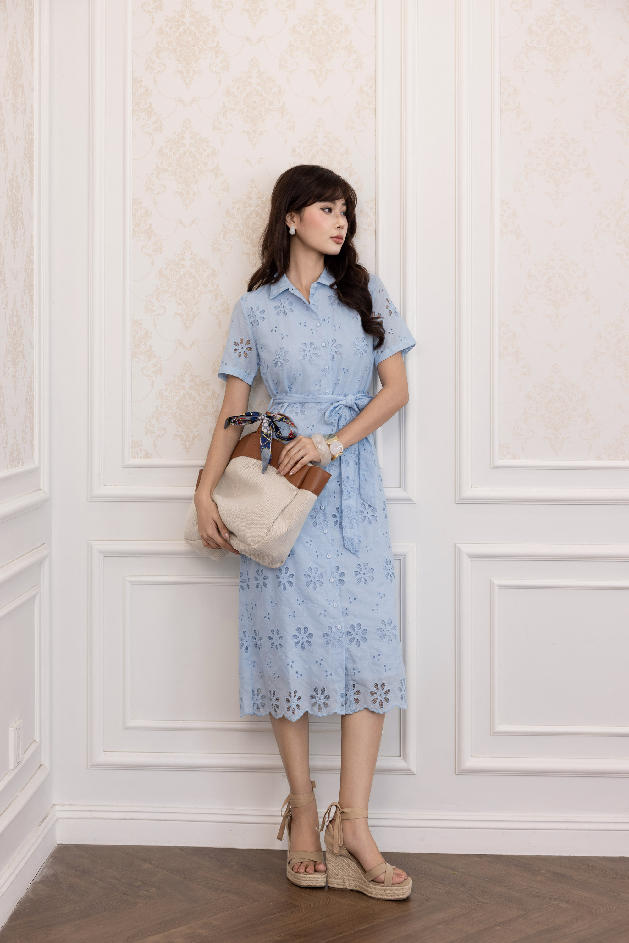 SWANLAKE | Váy Đầm Nữ Suông Vải Cotton Thêu Đục Lỗ Cổ Sơ Mi Tay Ngắn Dây Thắt Eo Công Sở D13483LW01