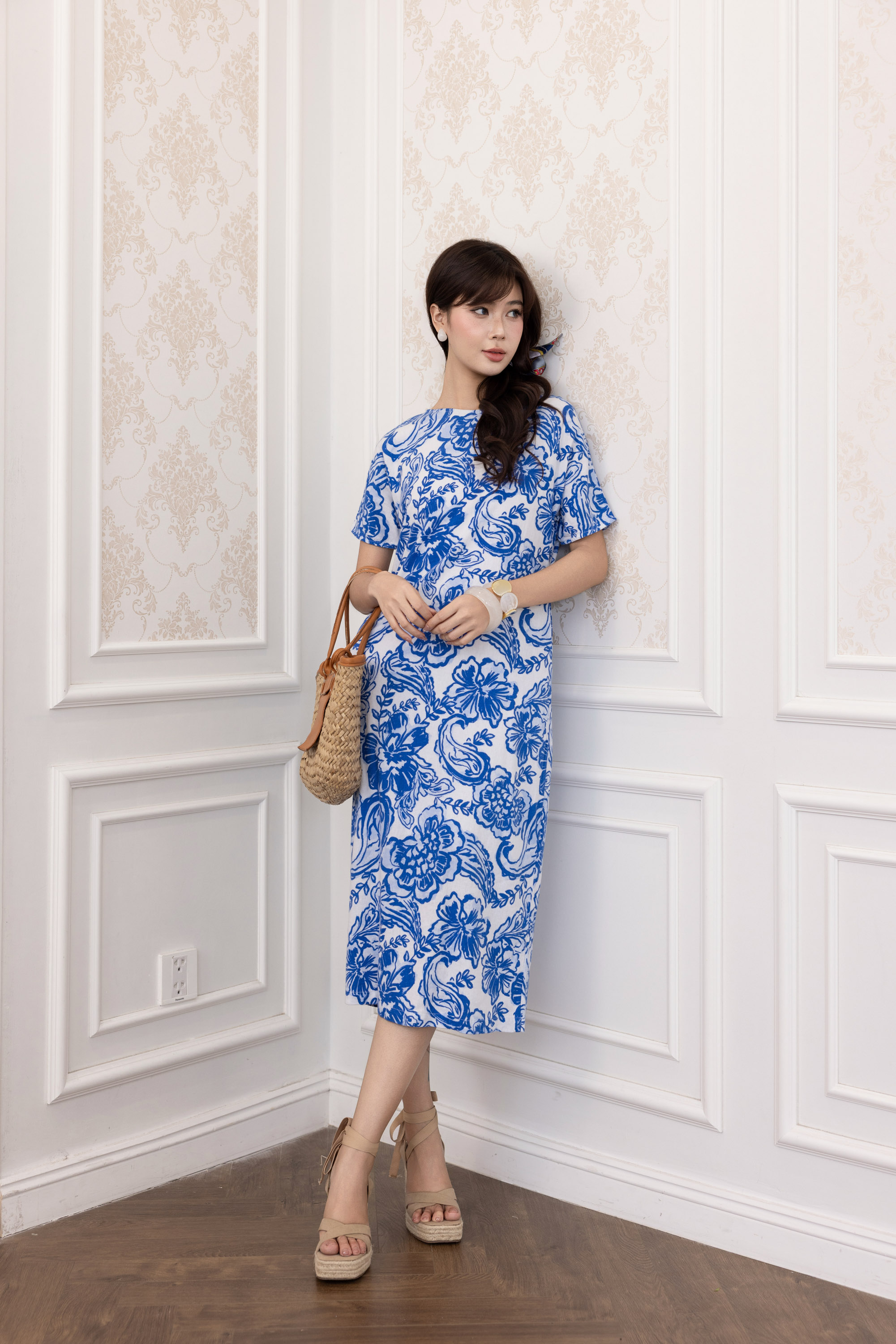 SWANLAKE | Váy Đầm Nữ Maxi Suông Vải Linen In Hoa Hè Cổ Thuyền Tay Ngắn Xẻ Tà Có Túi Du Lịch D12689LW03