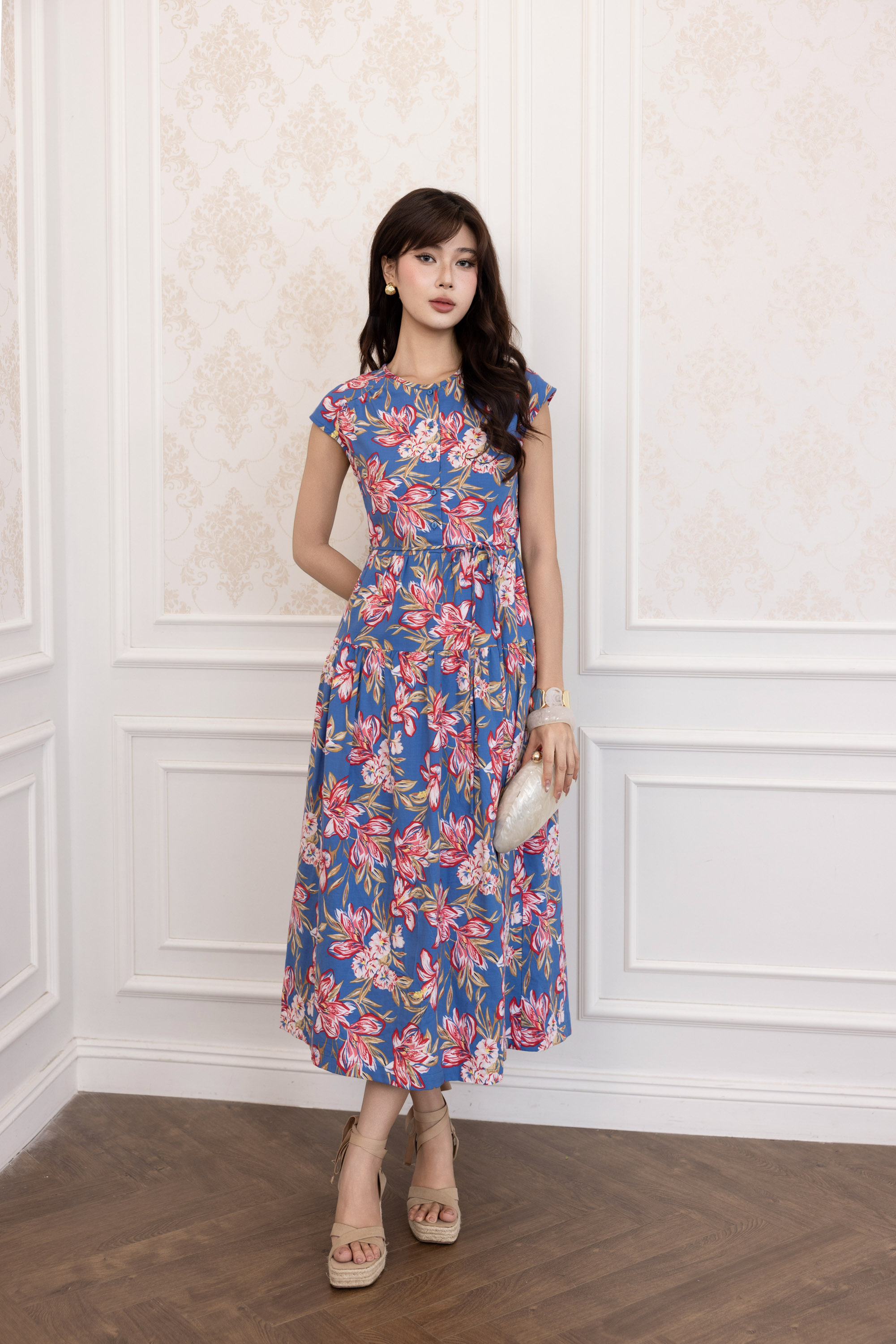 SWANLAKE | Váy Đầm Nữ Maxi Vải Linen Cổ Tròn Cài Nút Tay Hến Dây Thắt Eo In Hoa D13821LW01