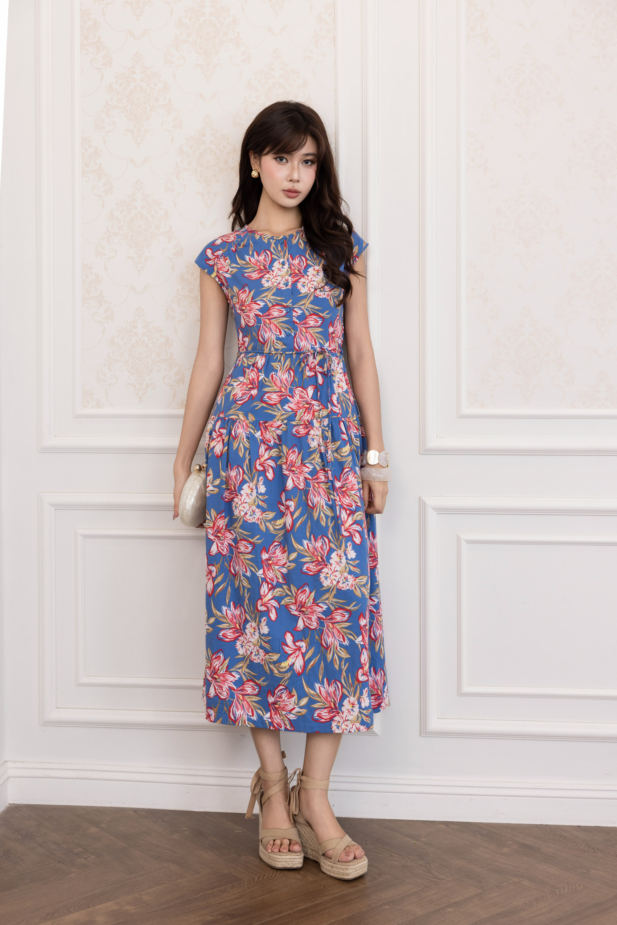 SWANLAKE | Váy Đầm Nữ Maxi Vải Linen Cổ Tròn Cài Nút Tay Hến Dây Thắt Eo In Hoa D13821LW01