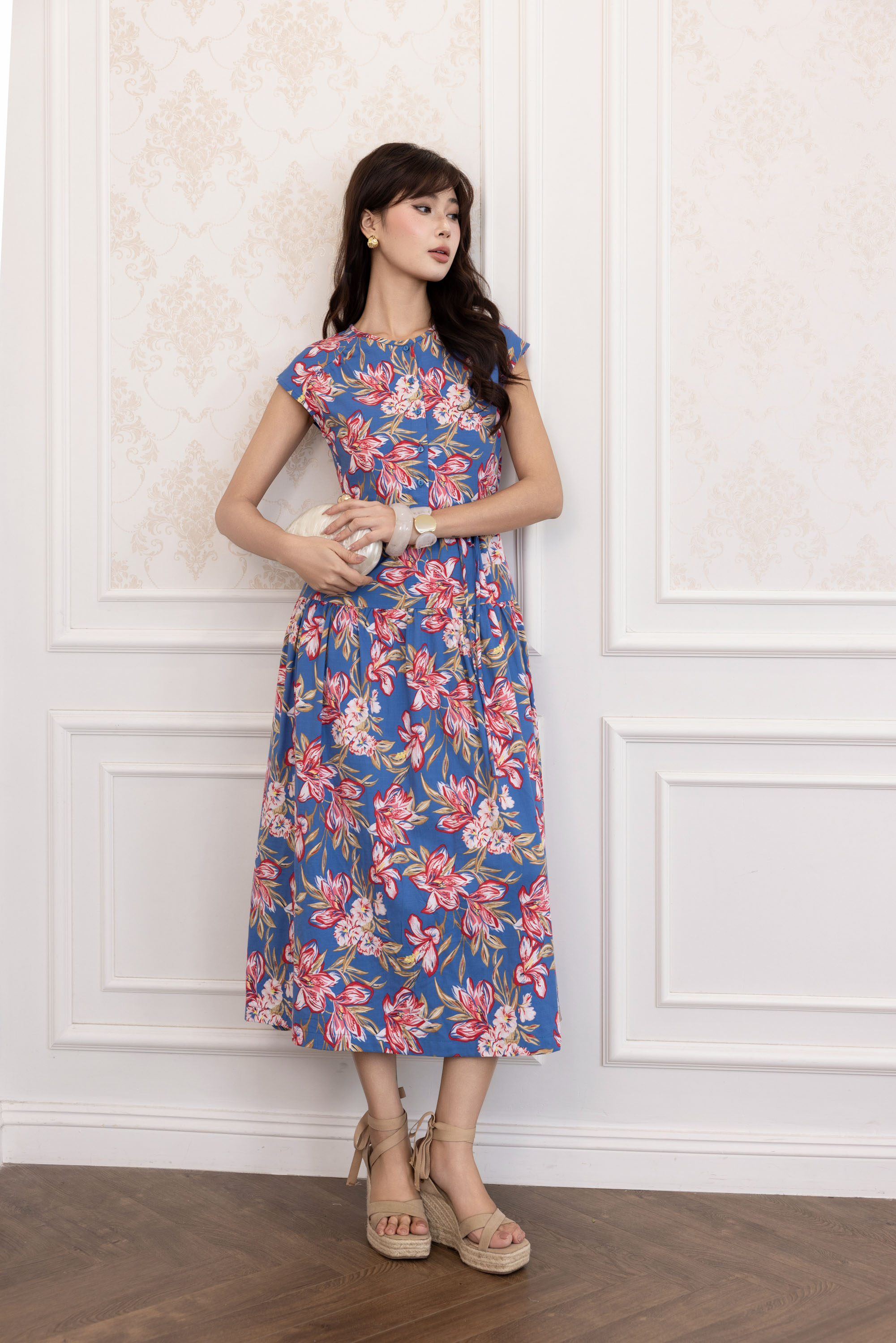 SWANLAKE | Váy Đầm Nữ Maxi Vải Linen Cổ Tròn Cài Nút Tay Hến Dây Thắt Eo In Hoa D13821LW01