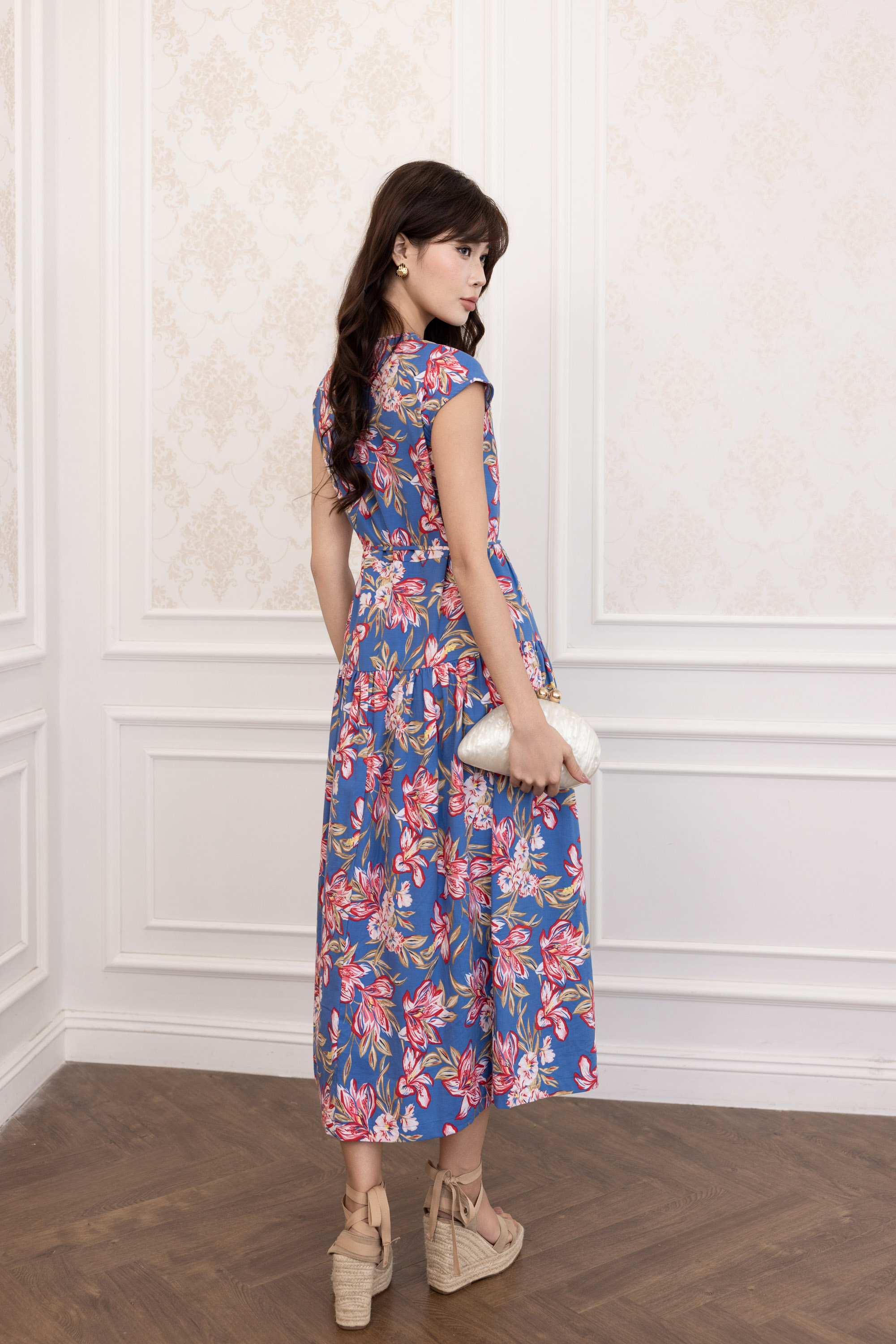 SWANLAKE | Váy Đầm Nữ Maxi Vải Linen Cổ Tròn Cài Nút Tay Hến Dây Thắt Eo In Hoa D13821LW01