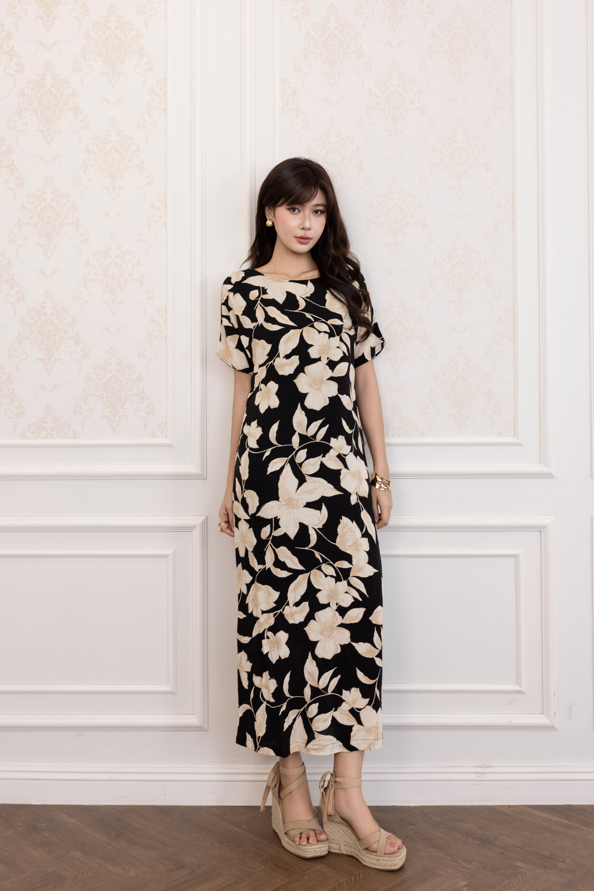 SWANLAKE | Váy Đầm Nữ Maxi Suông Vải Linen In Hoa Hè Cổ Thuyền Tay Ngắn Xẻ Tà Có Túi Du Lịch D12689LW03