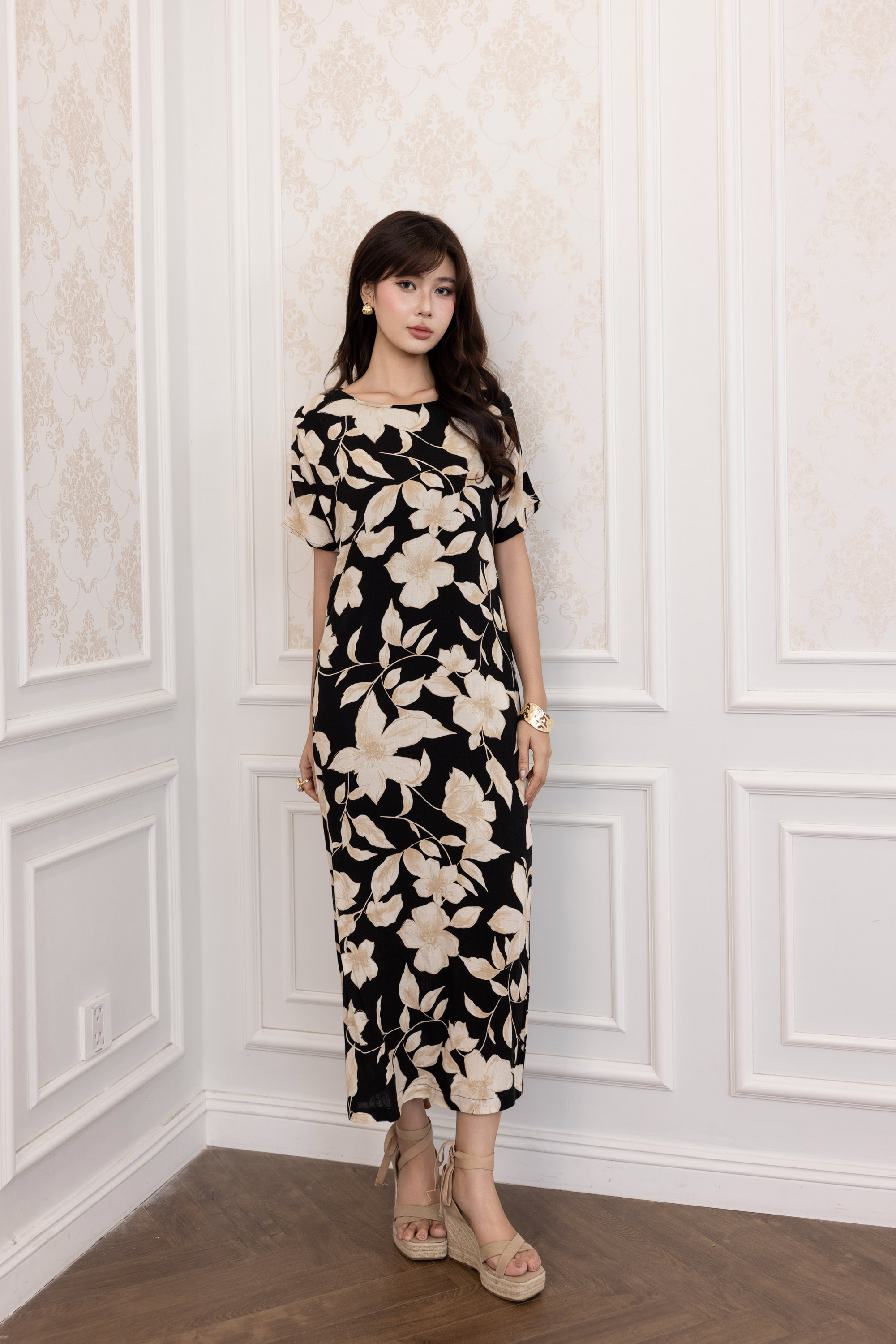 SWANLAKE | Váy Đầm Nữ Maxi Suông Vải Linen In Hoa Hè Cổ Thuyền Tay Ngắn Xẻ Tà Có Túi Du Lịch D12689LW03
