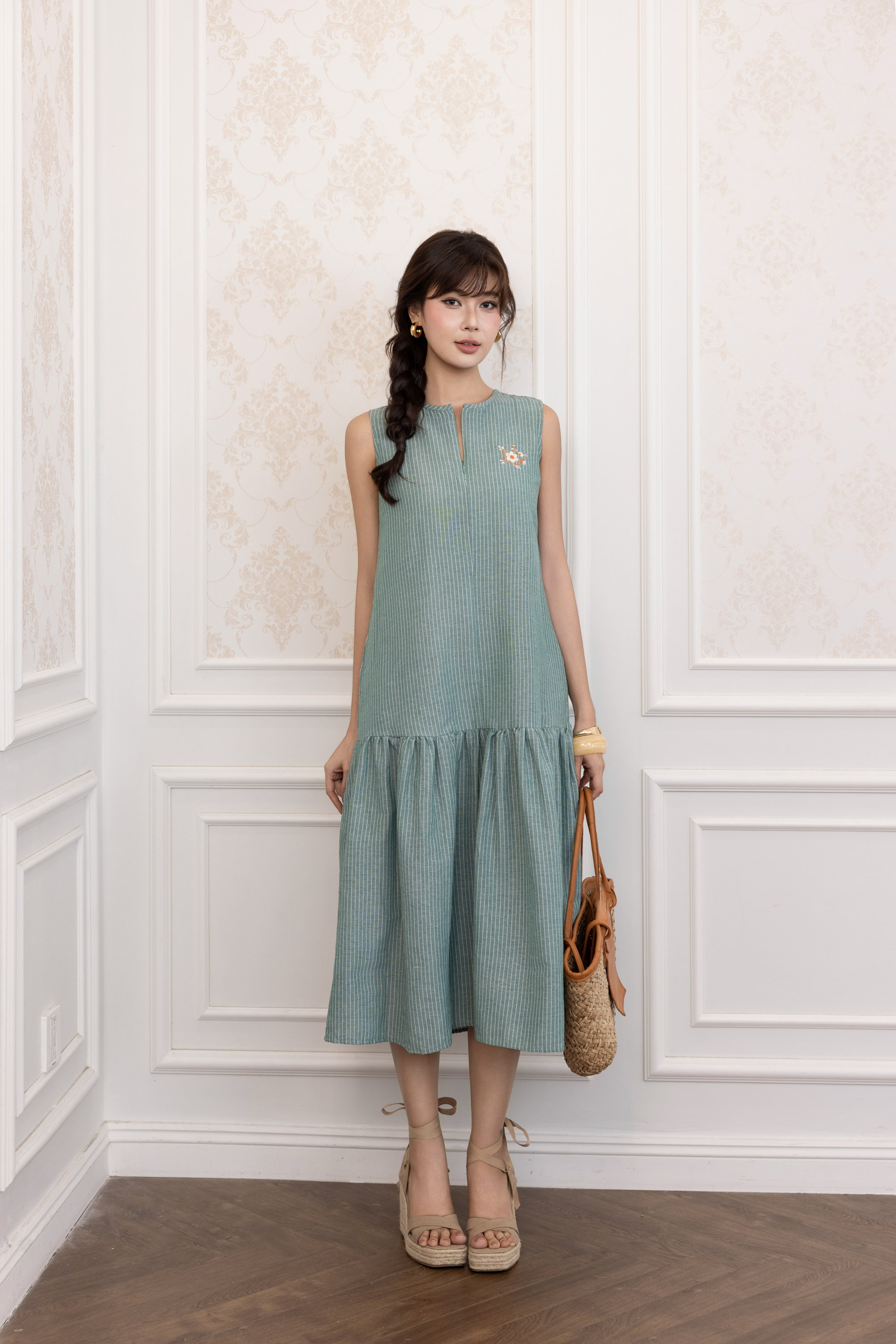 SWANLAKE | Váy Đầm Nữ Suông Sát Nách Vải Cotton Sọc Cổ Trụ Xẻ Bèo Nhún Dạo Phố Du Lịch Hè D13798LW01