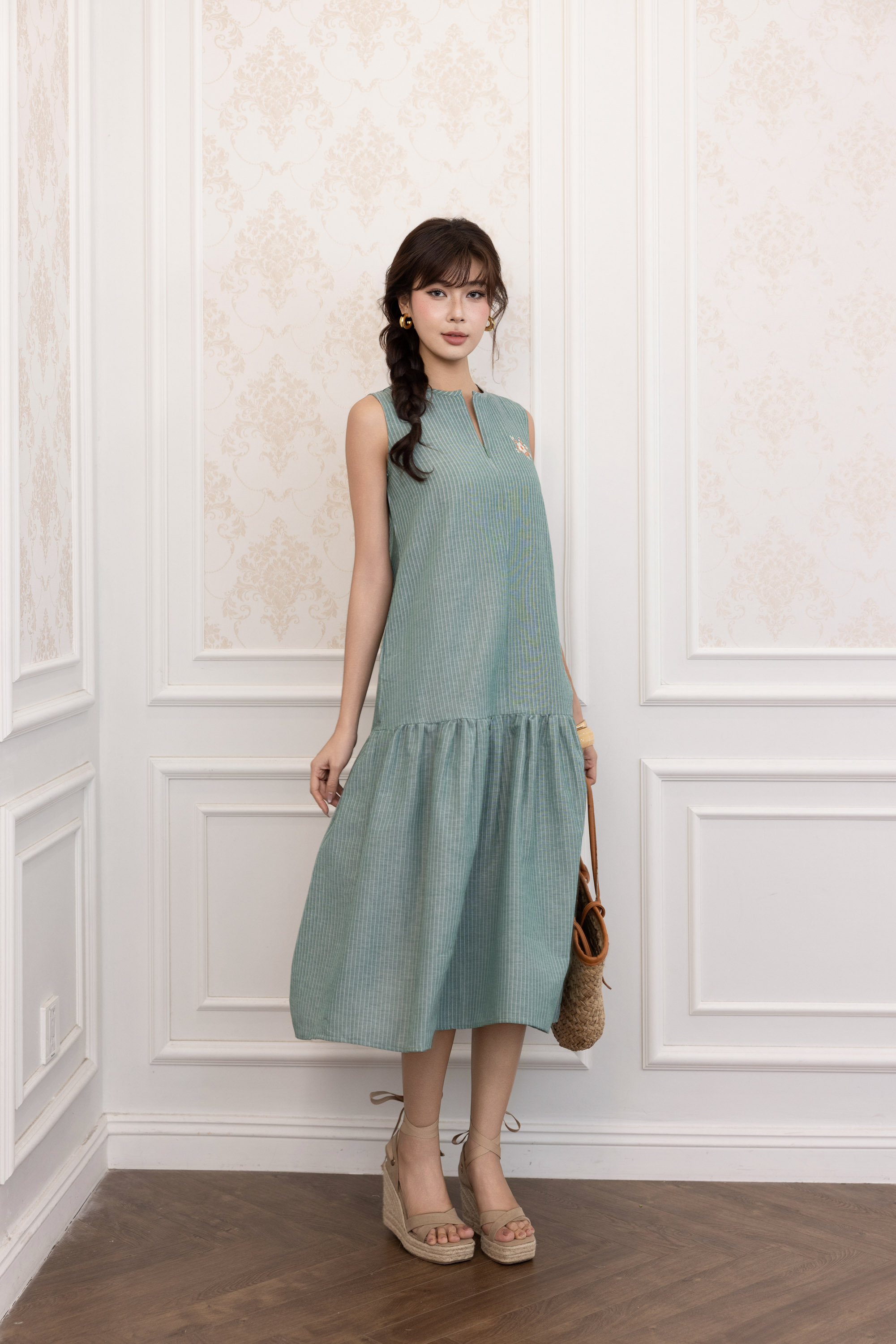 SWANLAKE | Váy Đầm Nữ Suông Sát Nách Vải Cotton Sọc Cổ Trụ Xẻ Bèo Nhún Dạo Phố Du Lịch Hè D13798LW01