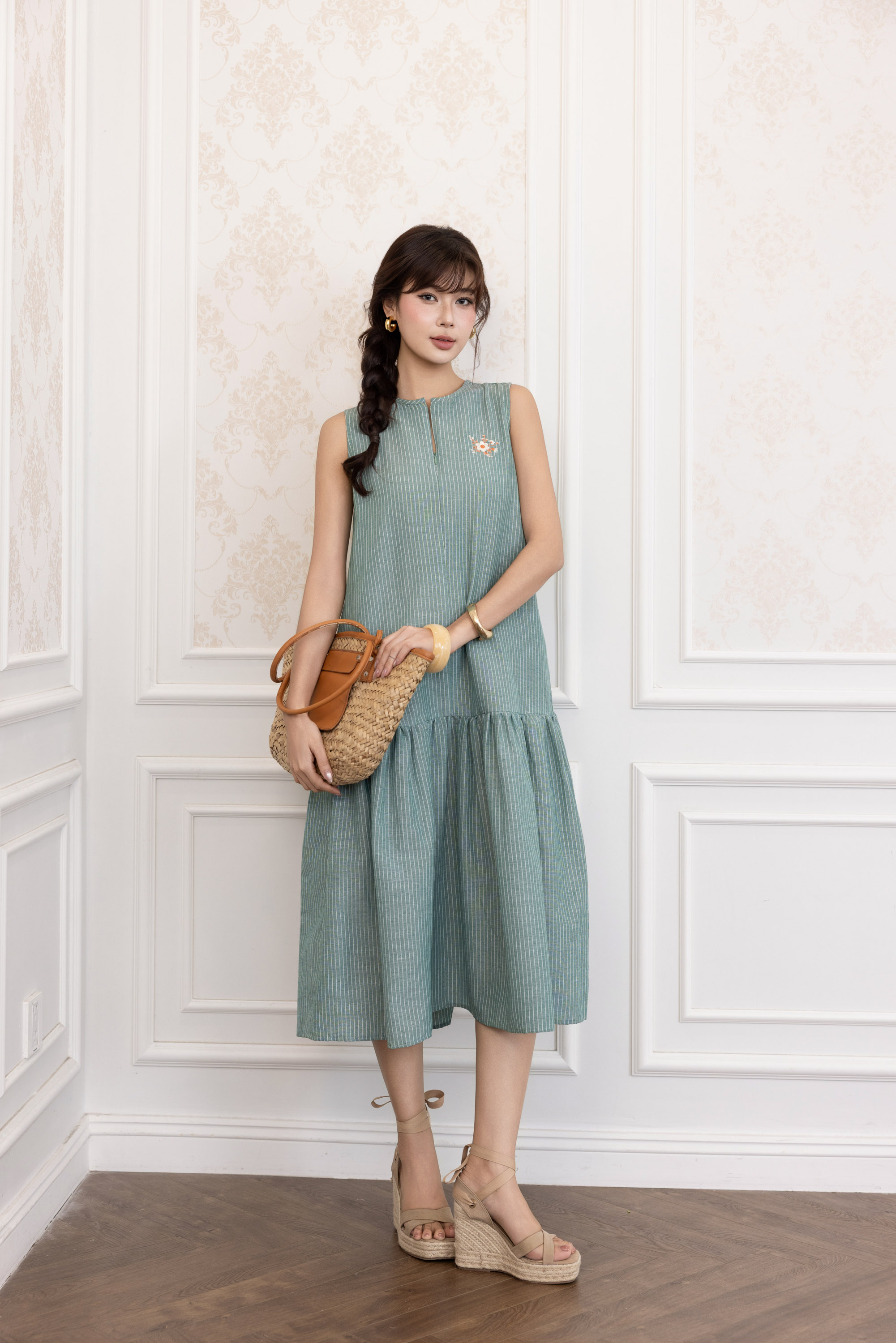 SWANLAKE | Váy Đầm Nữ Suông Sát Nách Vải Cotton Sọc Cổ Trụ Xẻ Bèo Nhún Dạo Phố Du Lịch Hè D13798LW01