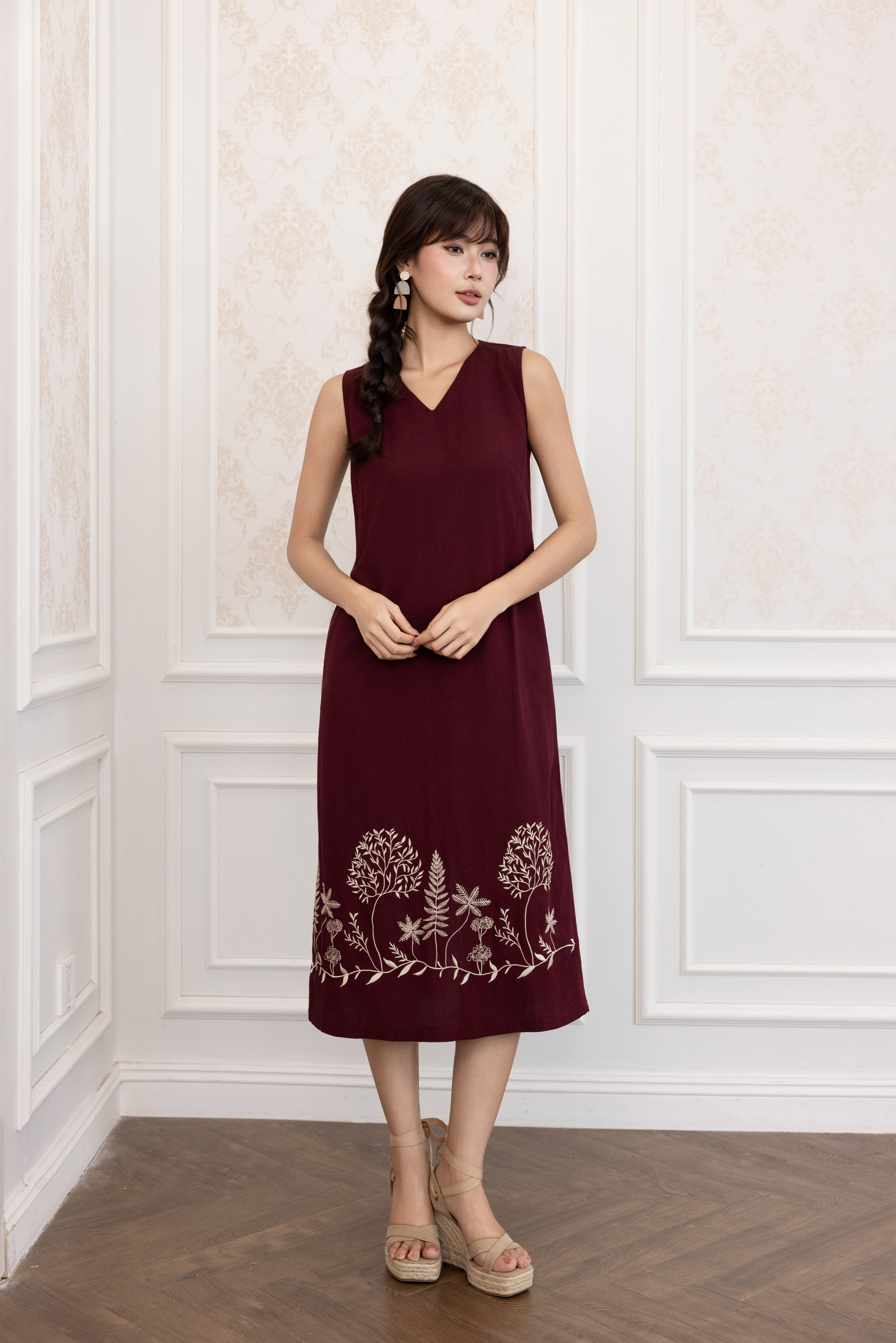 SWANLAKE | Váy Đầm Nữ Suông Sát Nách Cổ Chữ V Vải Linen Hàn Thêu Hoa Du Lịch Dạo Phố Hè D13721LW01