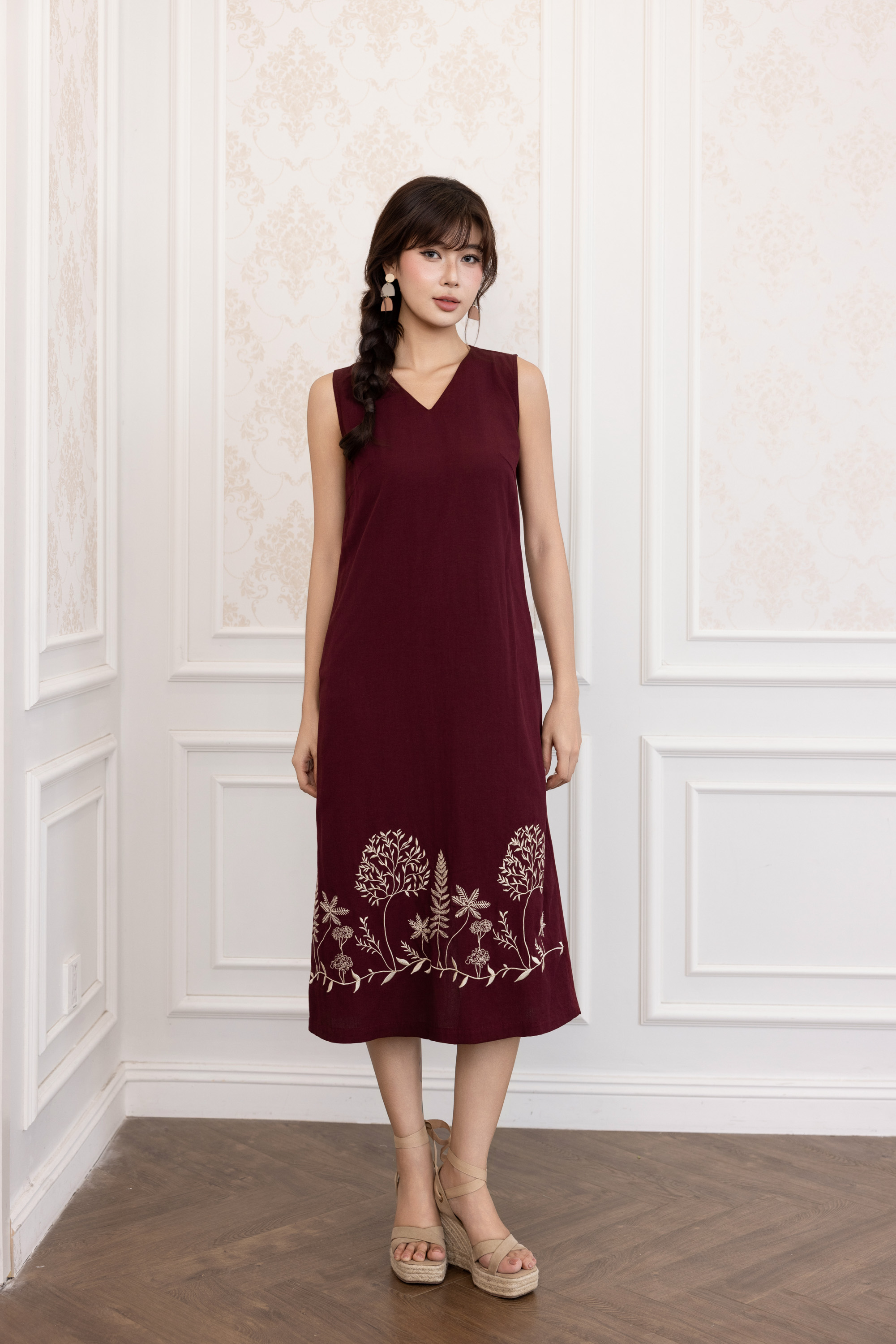 SWANLAKE | Váy Đầm Nữ Suông Sát Nách Cổ Chữ V Vải Linen Hàn Thêu Hoa Du Lịch Dạo Phố Hè D13721LW01