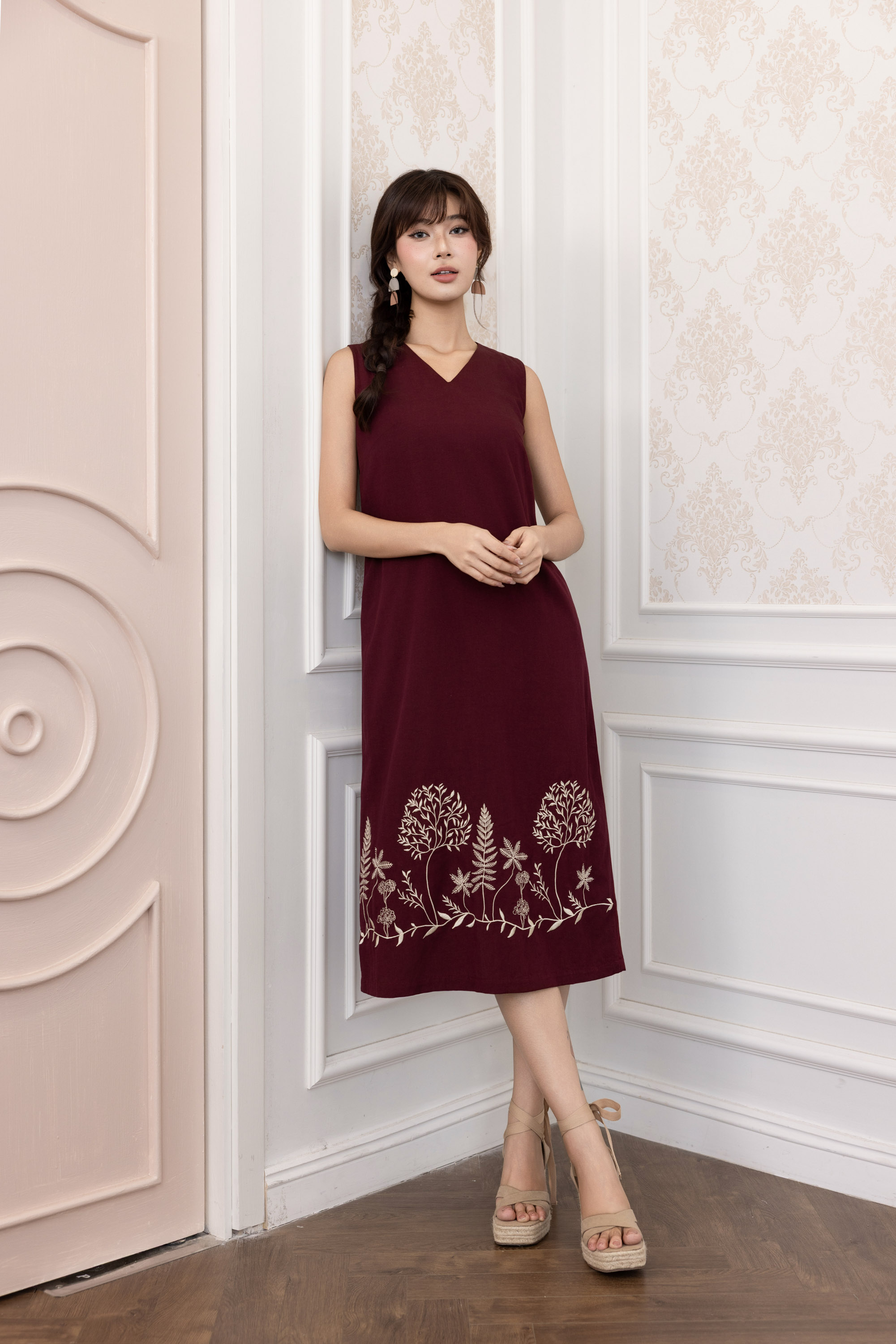 SWANLAKE | Váy Đầm Nữ Suông Sát Nách Cổ Chữ V Vải Linen Hàn Thêu Hoa Du Lịch Dạo Phố Hè D13721LW01