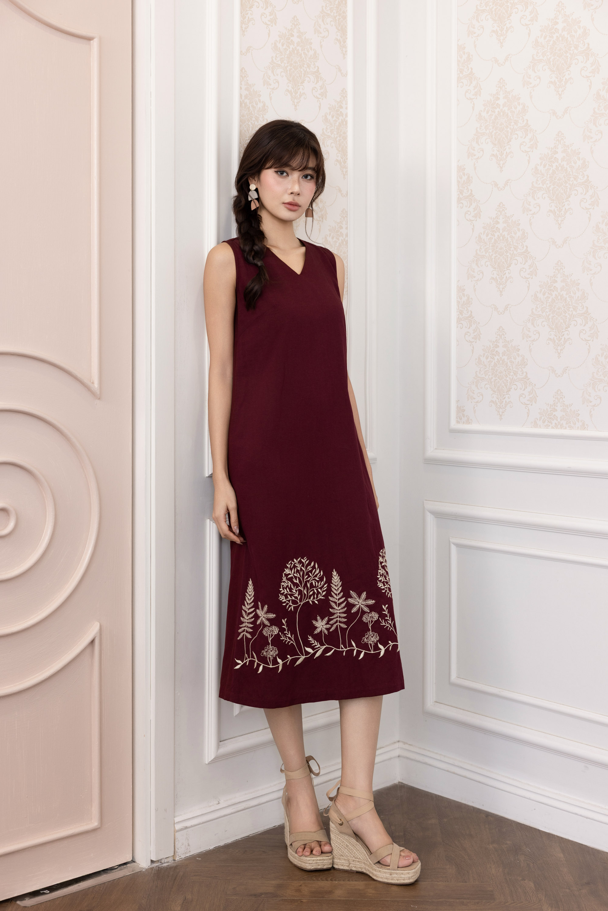 SWANLAKE | Váy Đầm Nữ Suông Sát Nách Cổ Chữ V Vải Linen Hàn Thêu Hoa Du Lịch Dạo Phố Hè D13721LW01
