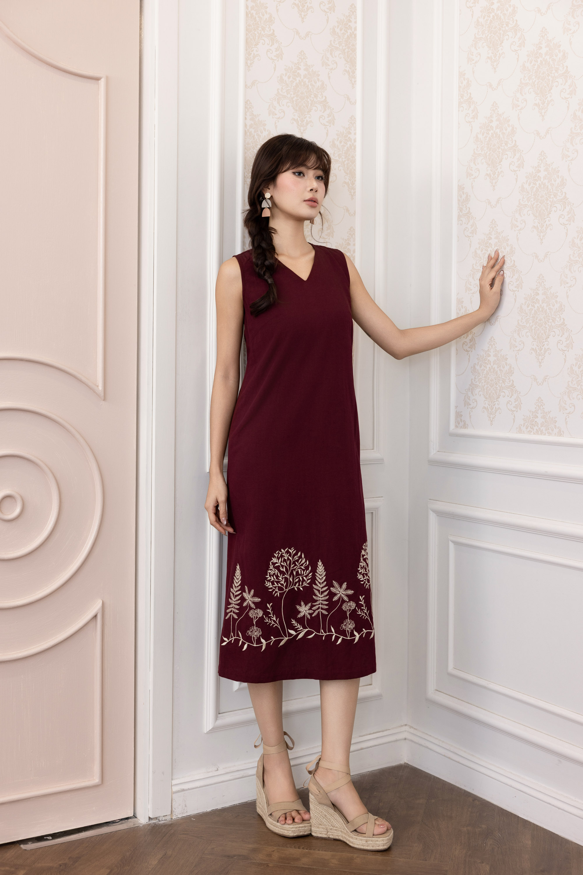 SWANLAKE | Váy Đầm Nữ Suông Sát Nách Cổ Chữ V Vải Linen Hàn Thêu Hoa Du Lịch Dạo Phố Hè D13721LW01