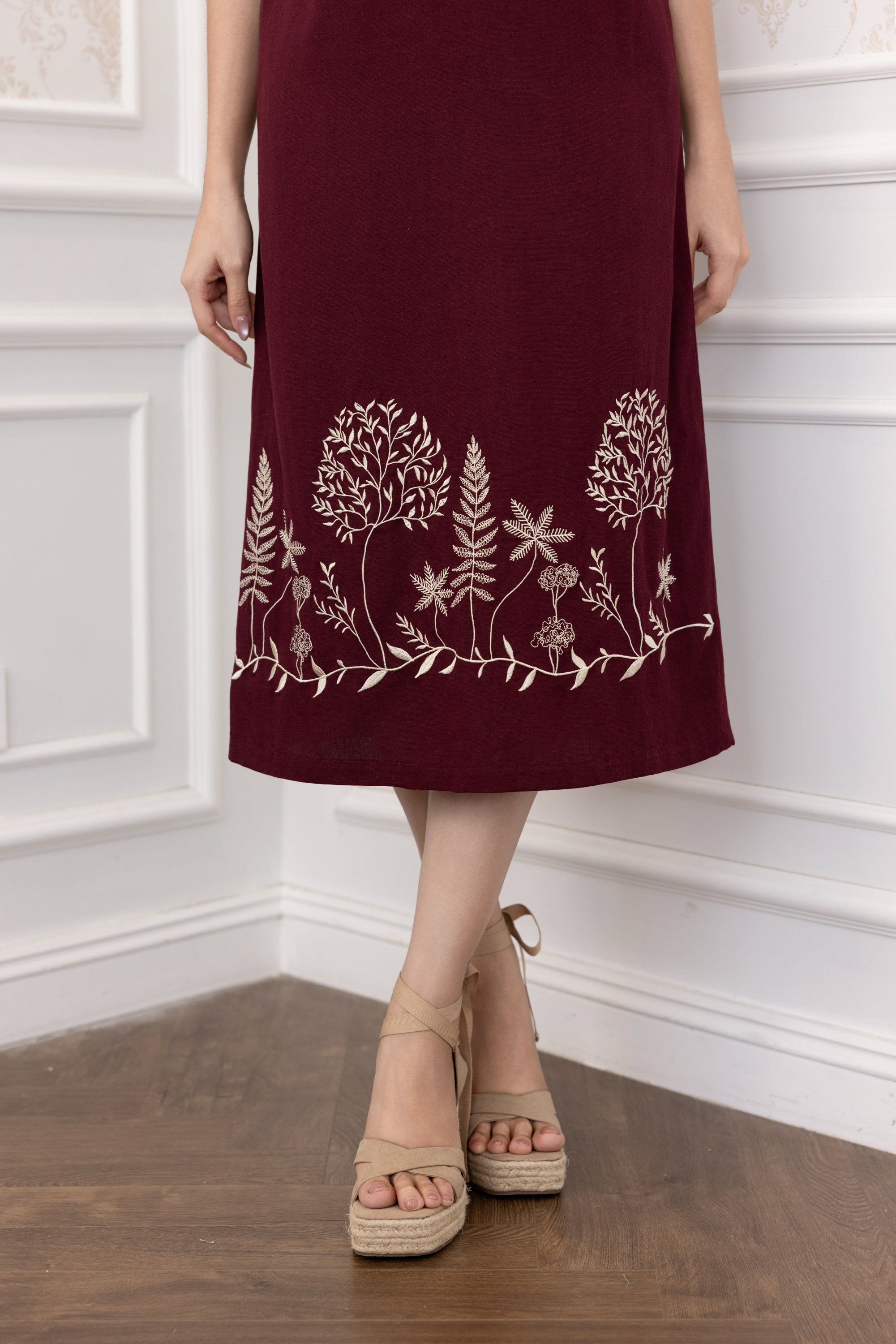 SWANLAKE | Váy Đầm Nữ Suông Sát Nách Cổ Chữ V Vải Linen Hàn Thêu Hoa Du Lịch Dạo Phố Hè D13721LW01