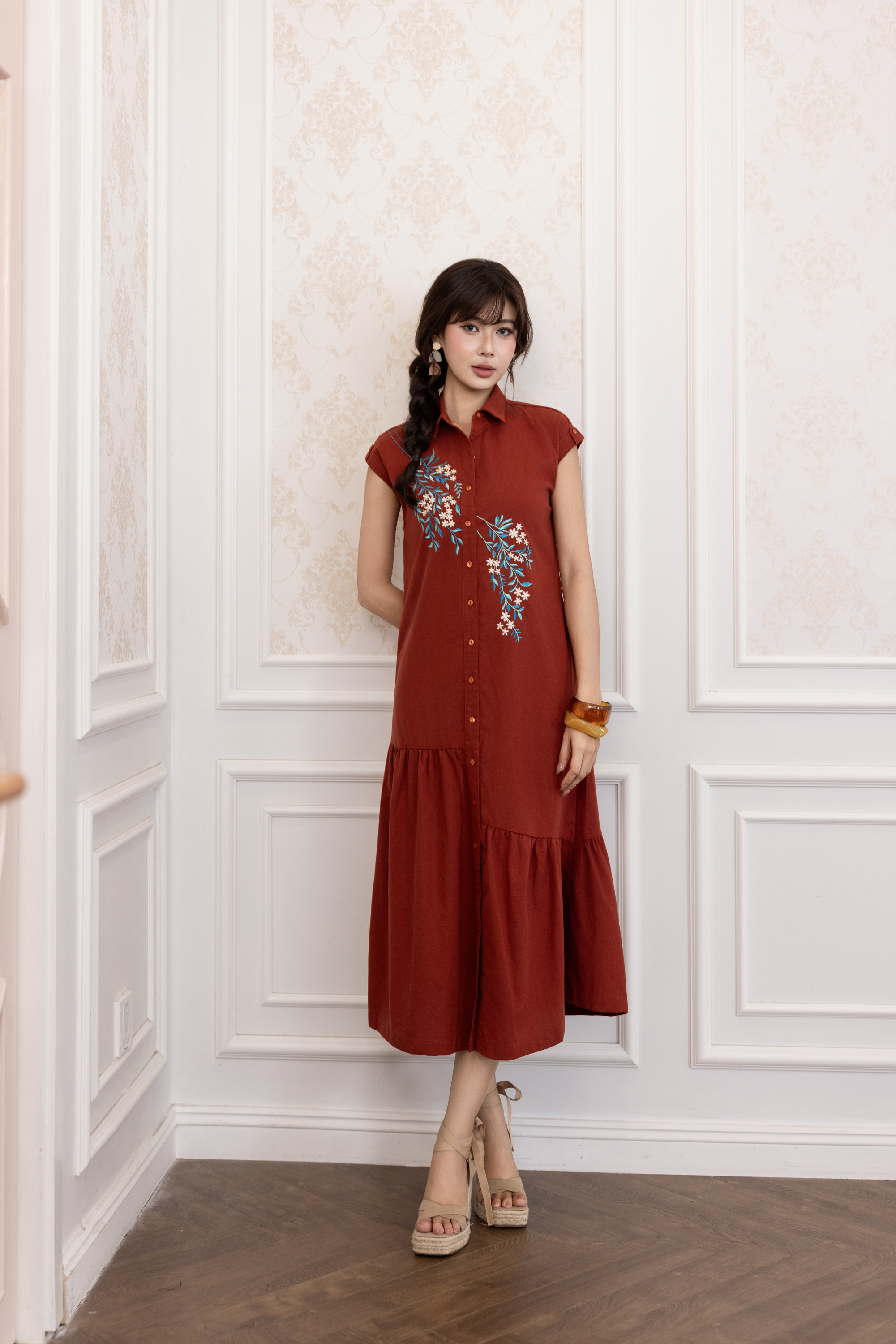 Đầm Maxi Suông Tay Hến Cổ Sơ Mi Linen Thêu Hoa D13603LW01