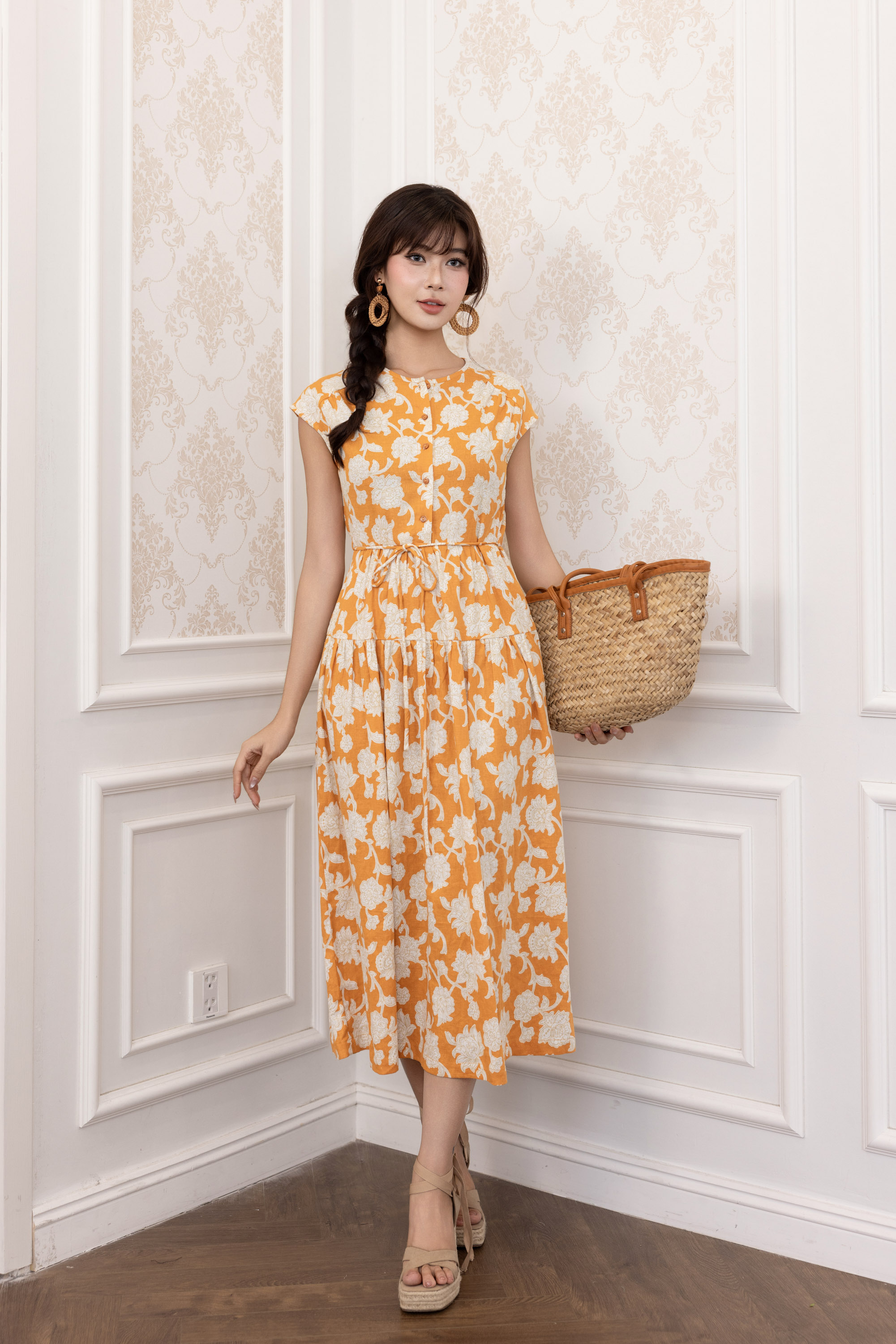 SWANLAKE | Váy Đầm Nữ Maxi Vải Linen Cổ Tròn Cài Nút Tay Hến Dây Thắt Eo In Hoa D13821LW01