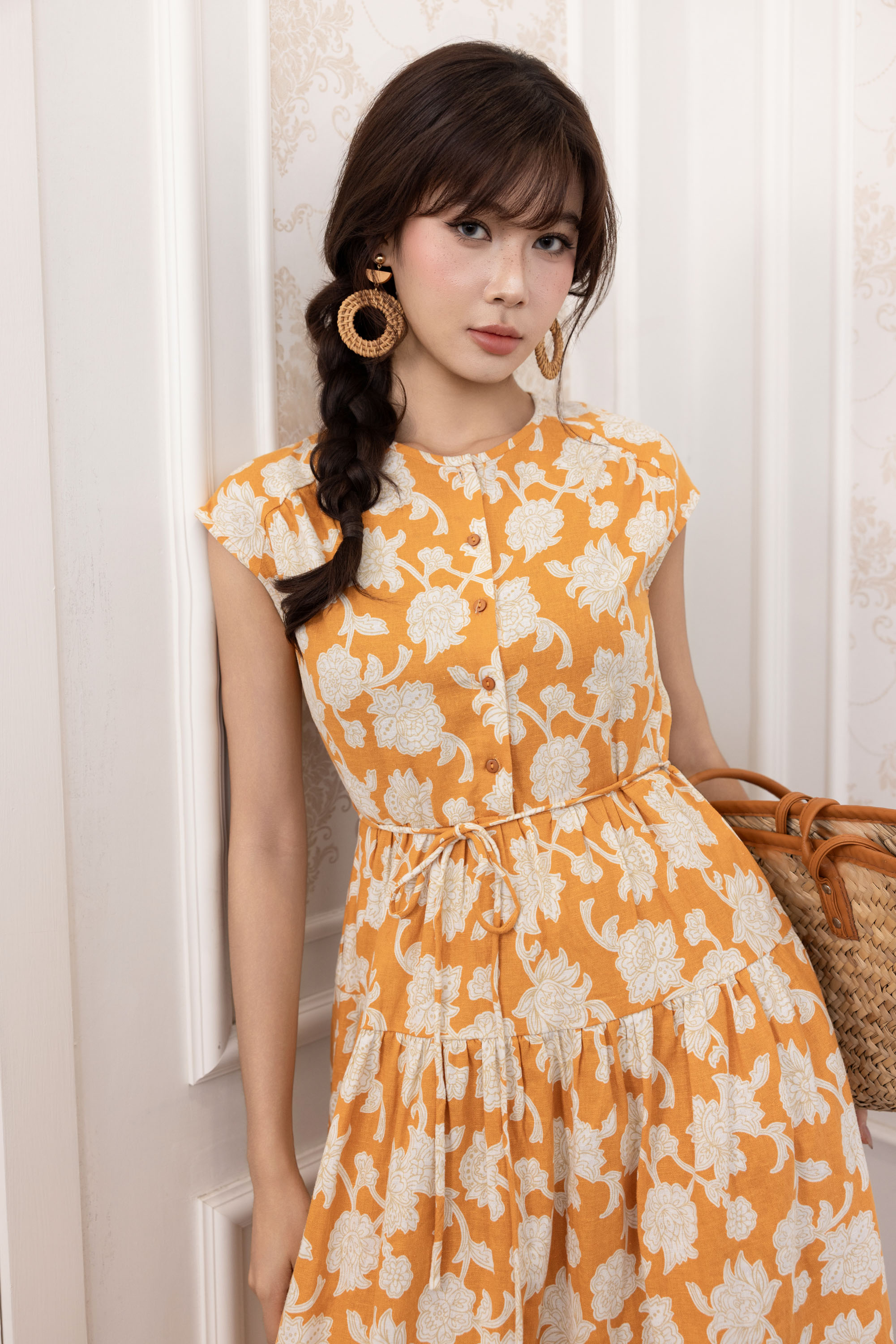 SWANLAKE | Váy Đầm Nữ Maxi Vải Linen Cổ Tròn Cài Nút Tay Hến Dây Thắt Eo In Hoa D13821LW01