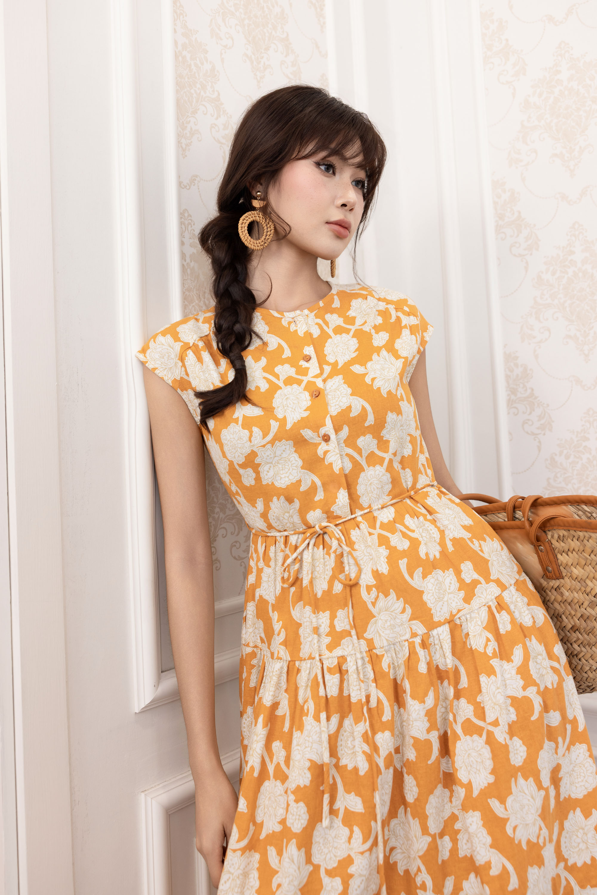 SWANLAKE | Váy Đầm Nữ Maxi Vải Linen Cổ Tròn Cài Nút Tay Hến Dây Thắt Eo In Hoa D13821LW01