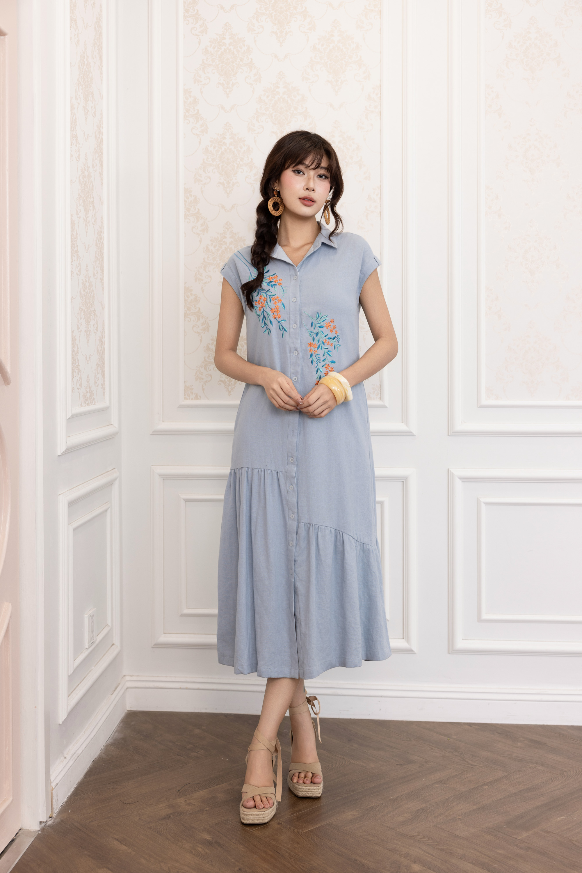 Đầm Maxi Suông Tay Hến Cổ Sơ Mi Linen Thêu Hoa D13603LW01