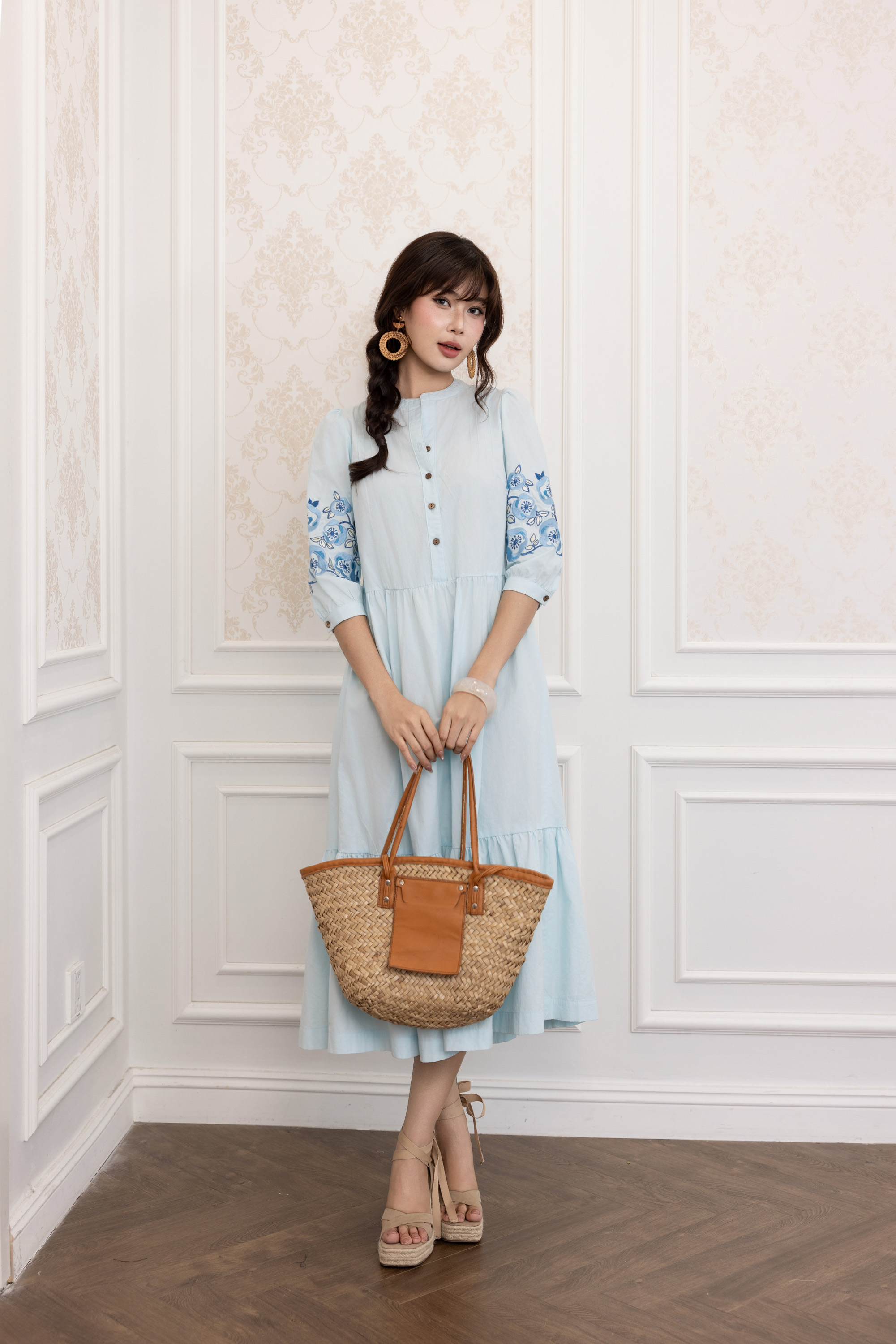 SWANLAKE | Váy Đầm Nữ Maxi Đuôi Cá Xòe Vải Cotton Tay Lỡ Thêu Hoa Cổ Trụ Cài Nút Công Sở D13567LW01