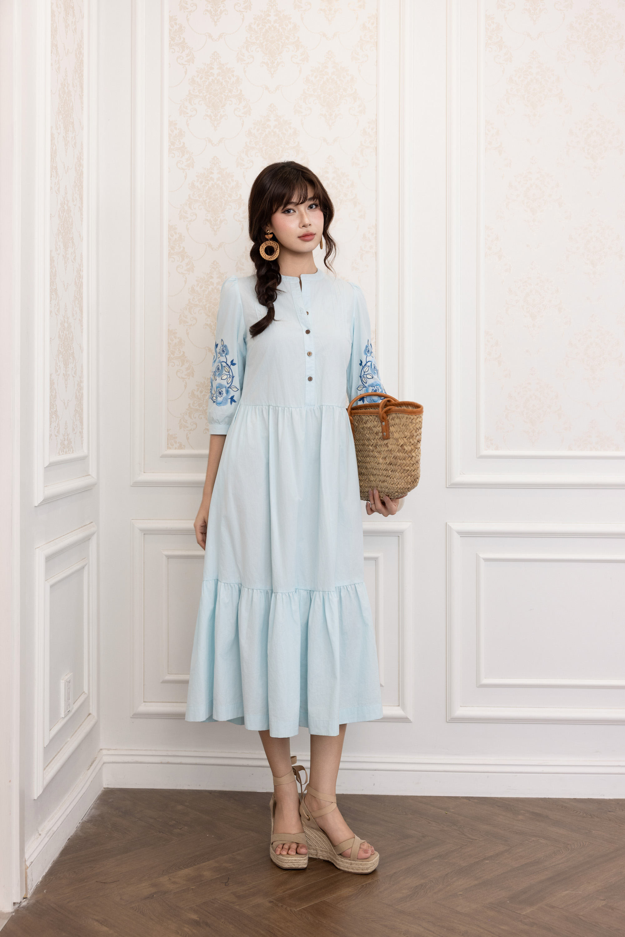 SWANLAKE | Váy Đầm Nữ Maxi Đuôi Cá Xòe Vải Cotton Tay Lỡ Thêu Hoa Cổ Trụ Cài Nút Công Sở D13567LW01