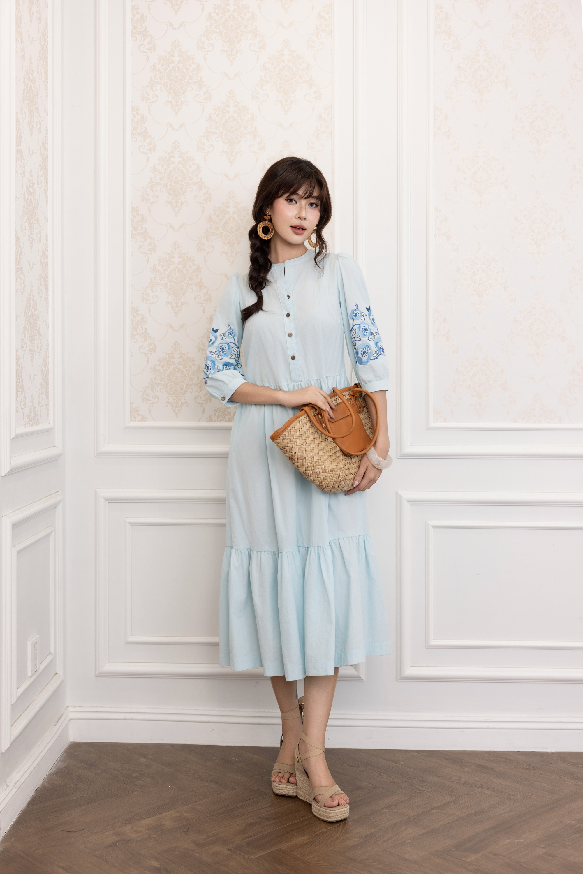 SWANLAKE | Váy Đầm Nữ Maxi Đuôi Cá Xòe Vải Cotton Tay Lỡ Thêu Hoa Cổ Trụ Cài Nút Công Sở D13567LW01