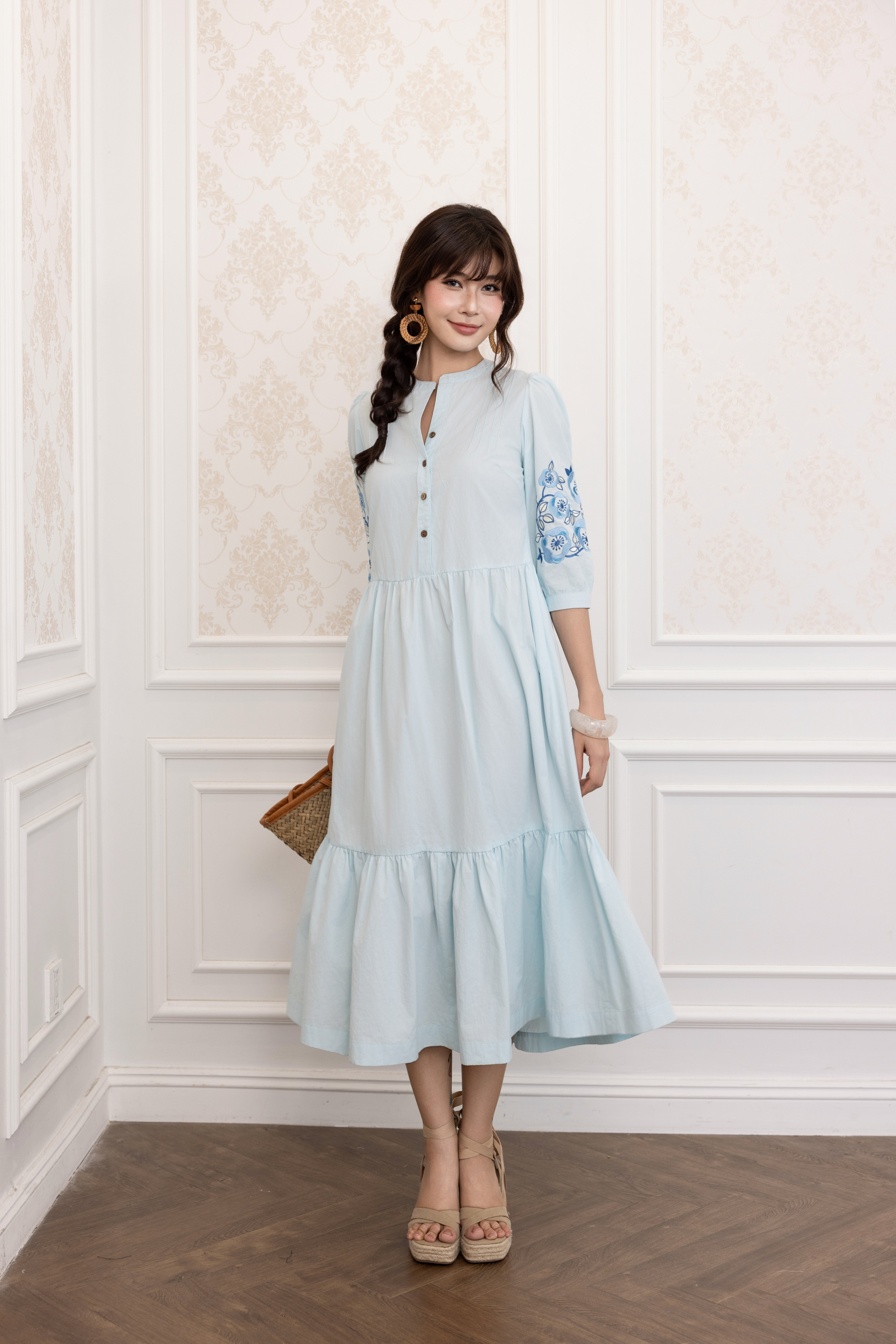 SWANLAKE | Váy Đầm Nữ Maxi Đuôi Cá Xòe Vải Cotton Tay Lỡ Thêu Hoa Cổ Trụ Cài Nút Công Sở D13567LW01
