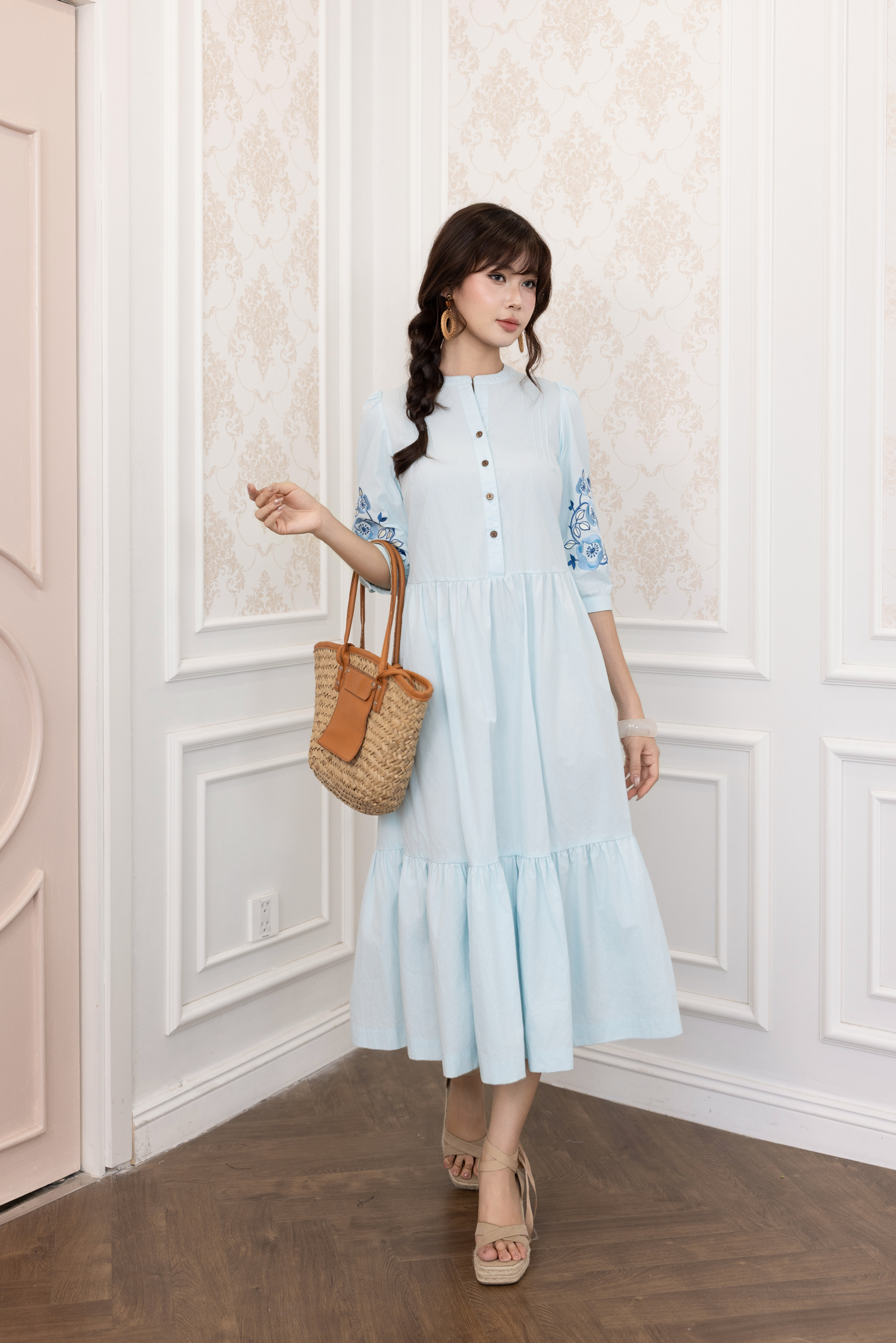 SWANLAKE | Váy Đầm Nữ Maxi Đuôi Cá Xòe Vải Cotton Tay Lỡ Thêu Hoa Cổ Trụ Cài Nút Công Sở D13567LW01