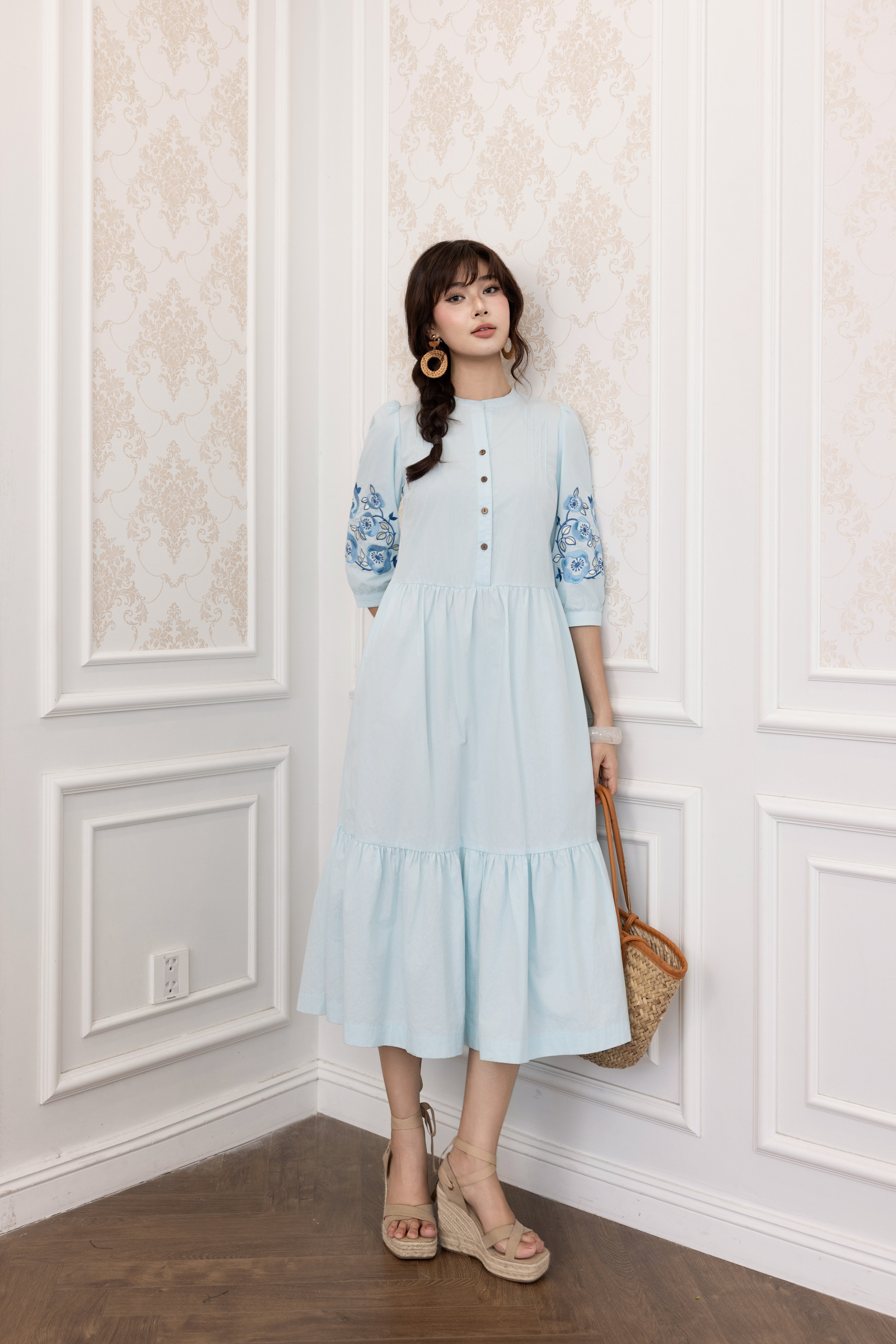SWANLAKE | Váy Đầm Nữ Maxi Đuôi Cá Xòe Vải Cotton Tay Lỡ Thêu Hoa Cổ Trụ Cài Nút Công Sở D13567LW01