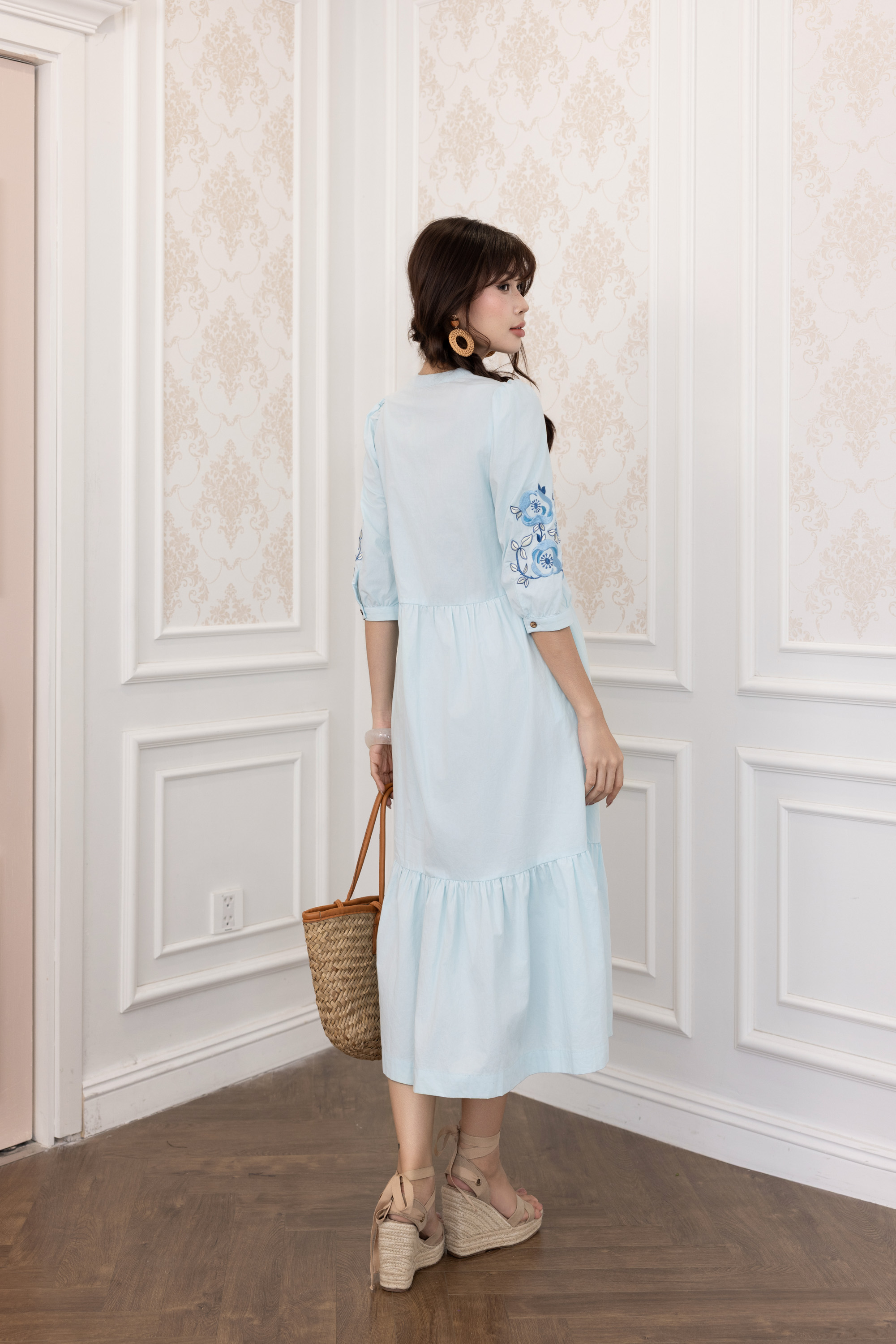 SWANLAKE | Váy Đầm Nữ Maxi Đuôi Cá Xòe Vải Cotton Tay Lỡ Thêu Hoa Cổ Trụ Cài Nút Công Sở D13567LW01