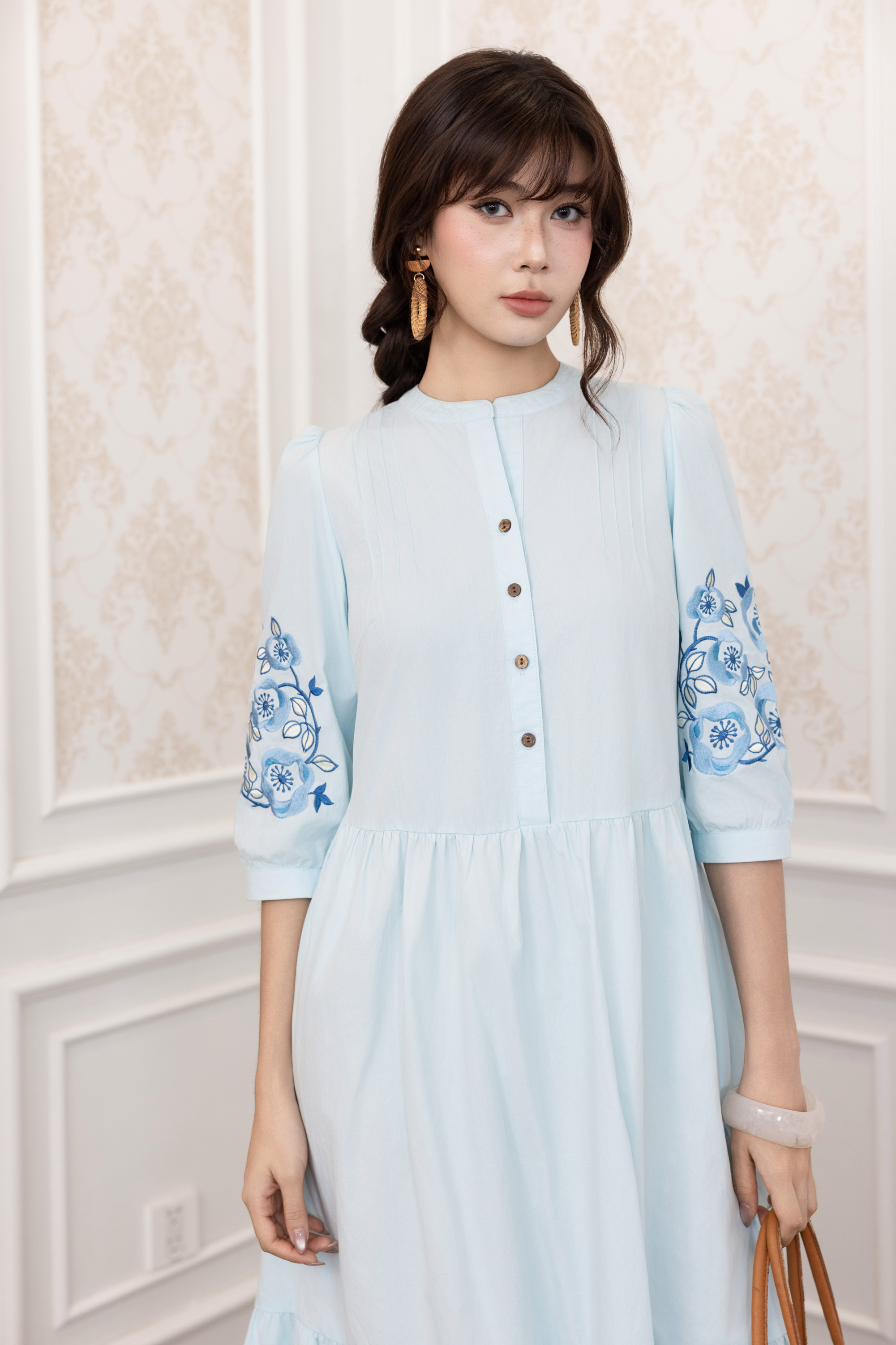 SWANLAKE | Váy Đầm Nữ Maxi Đuôi Cá Xòe Vải Cotton Tay Lỡ Thêu Hoa Cổ Trụ Cài Nút Công Sở D13567LW01
